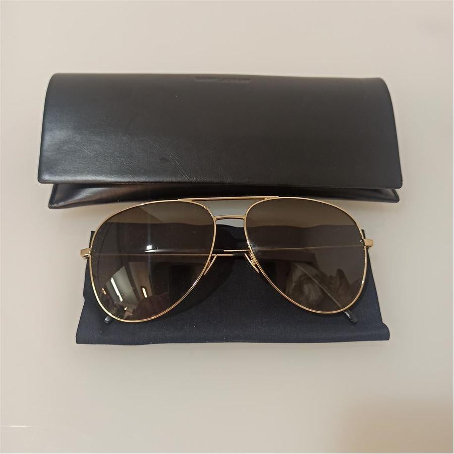 Beautiful and iconic Saint Laurent sunglasses
Classic 11 009 Aviator
Golden frames
Dark lenses
Length cm 14 (5.5 inches)
With case
Worldwide express shipping included in the price !