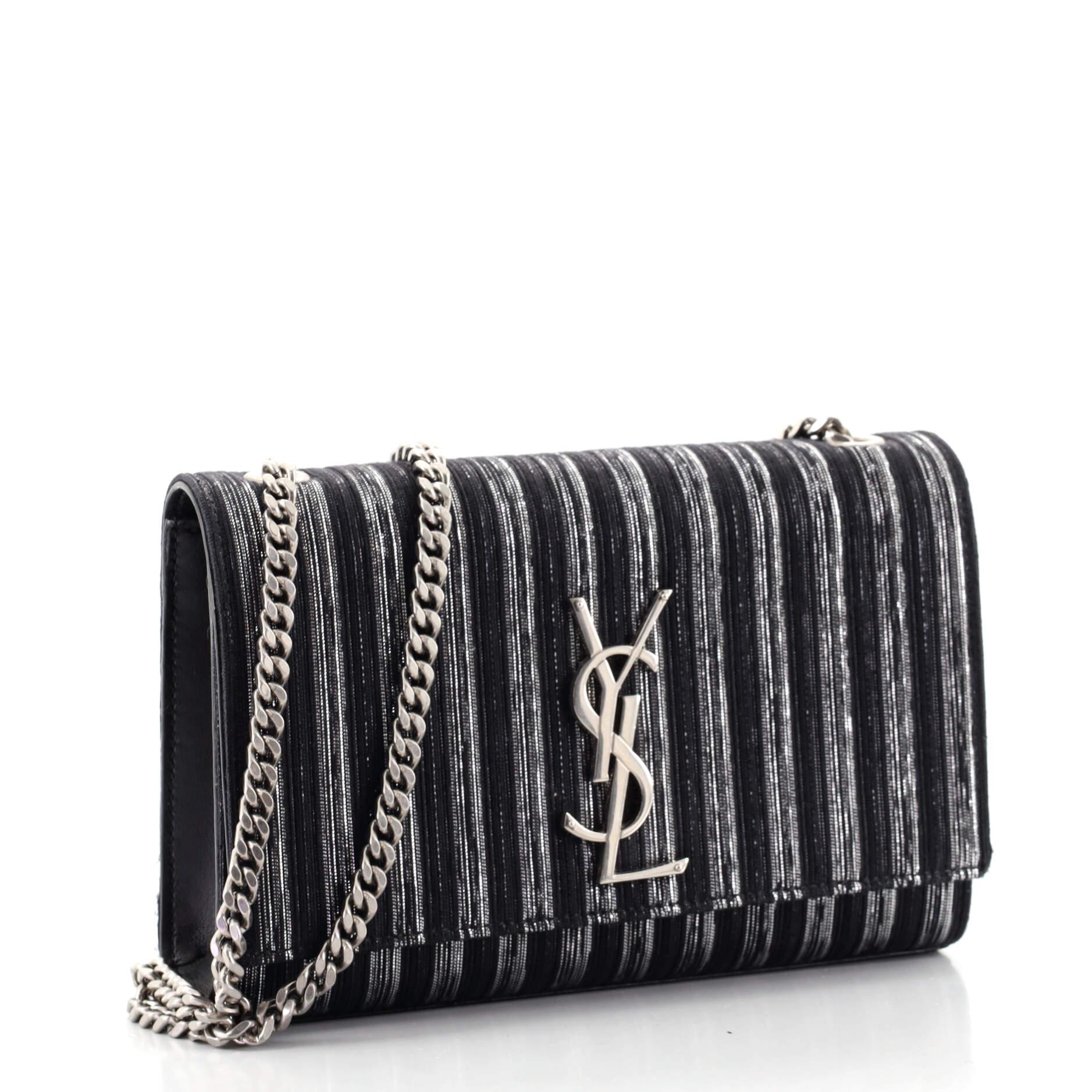 Saint Laurent Klassische Monogramm-Umhängetasche aus gestreiftem Metallic-Stoff, klein (Schwarz)