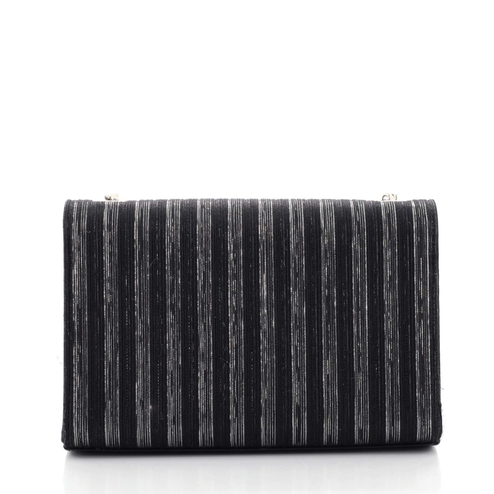 Saint Laurent Klassische Monogramm-Umhängetasche aus gestreiftem Metallic-Stoff, klein im Zustand „Gut“ in NY, NY