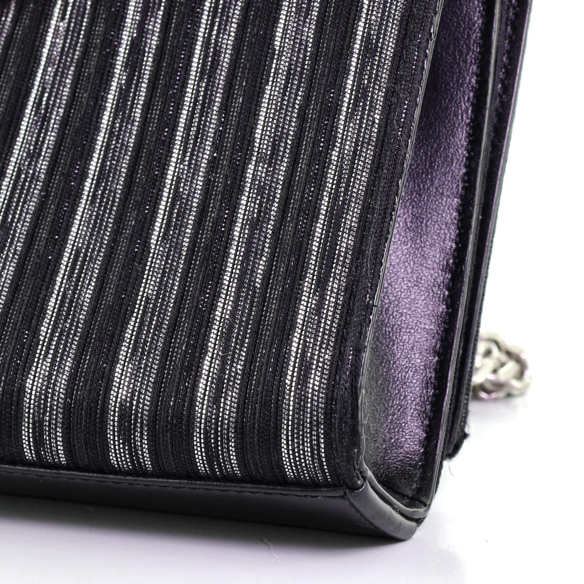 Saint Laurent Klassische Monogramm-Umhängetasche aus gestreiftem Metallic-Stoff, klein 2