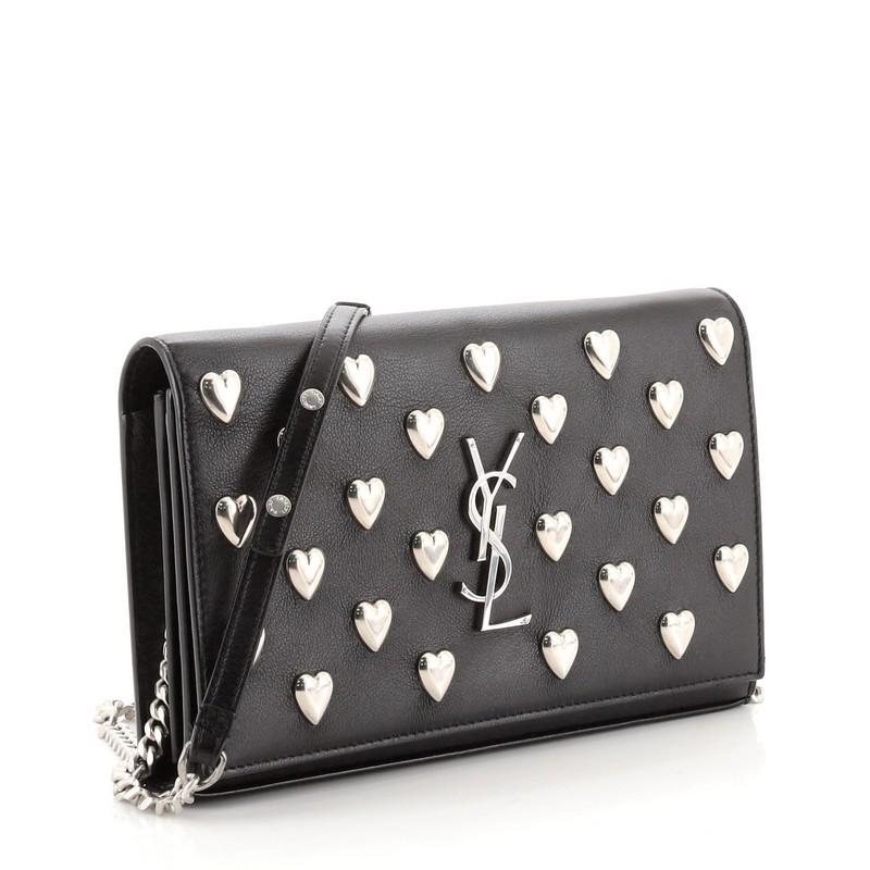 Nero Saint Laurent Classic Monogram Crossbody Bag in pelle borchiata Media