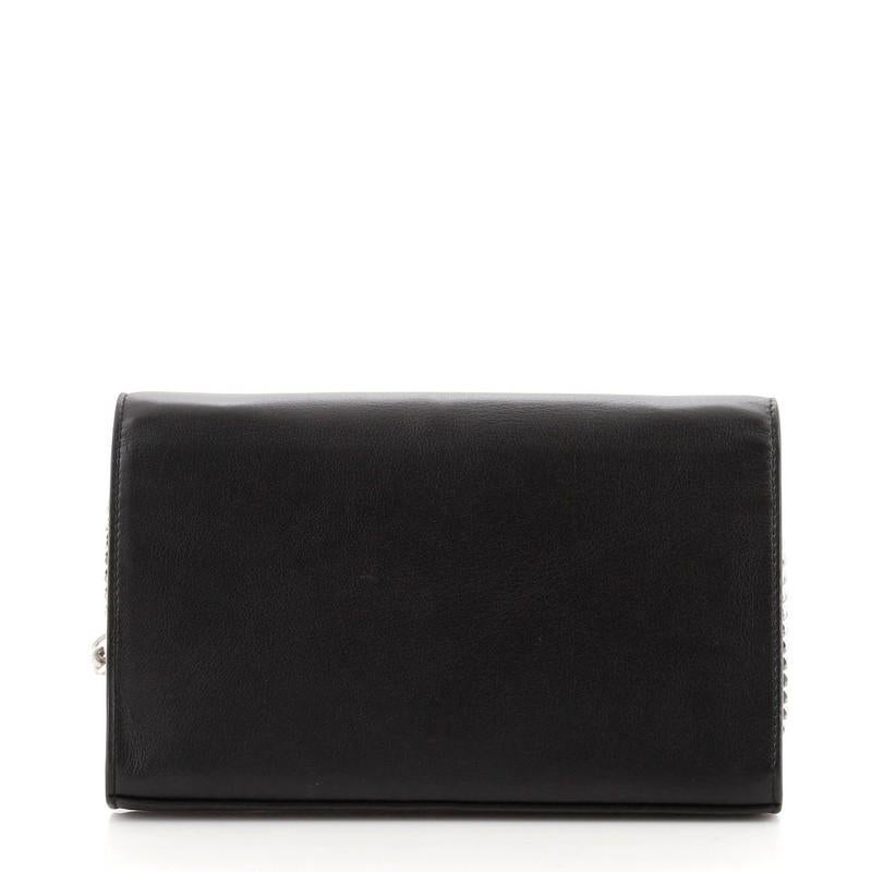 Saint Laurent Classic Monogram Crossbody Bag in pelle borchiata Media In condizioni buone a NY, NY