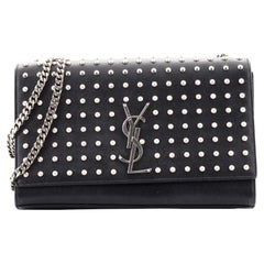 Saint Laurent Klassische Monogramm-Umhängetasche aus Leder mit Nieten Medium