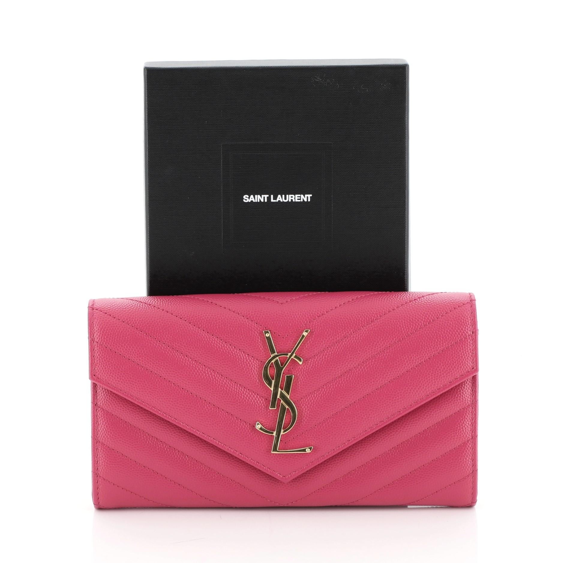 This Saint Laurent Classic Monogram Flap Wallet Matelasse Chevron Leather Large, crafted in pink matelasse chevron leather, features YSL monogram logo on its flap and gold-tone hardware. Its magnetic snap closure opens to a black fabric and pink