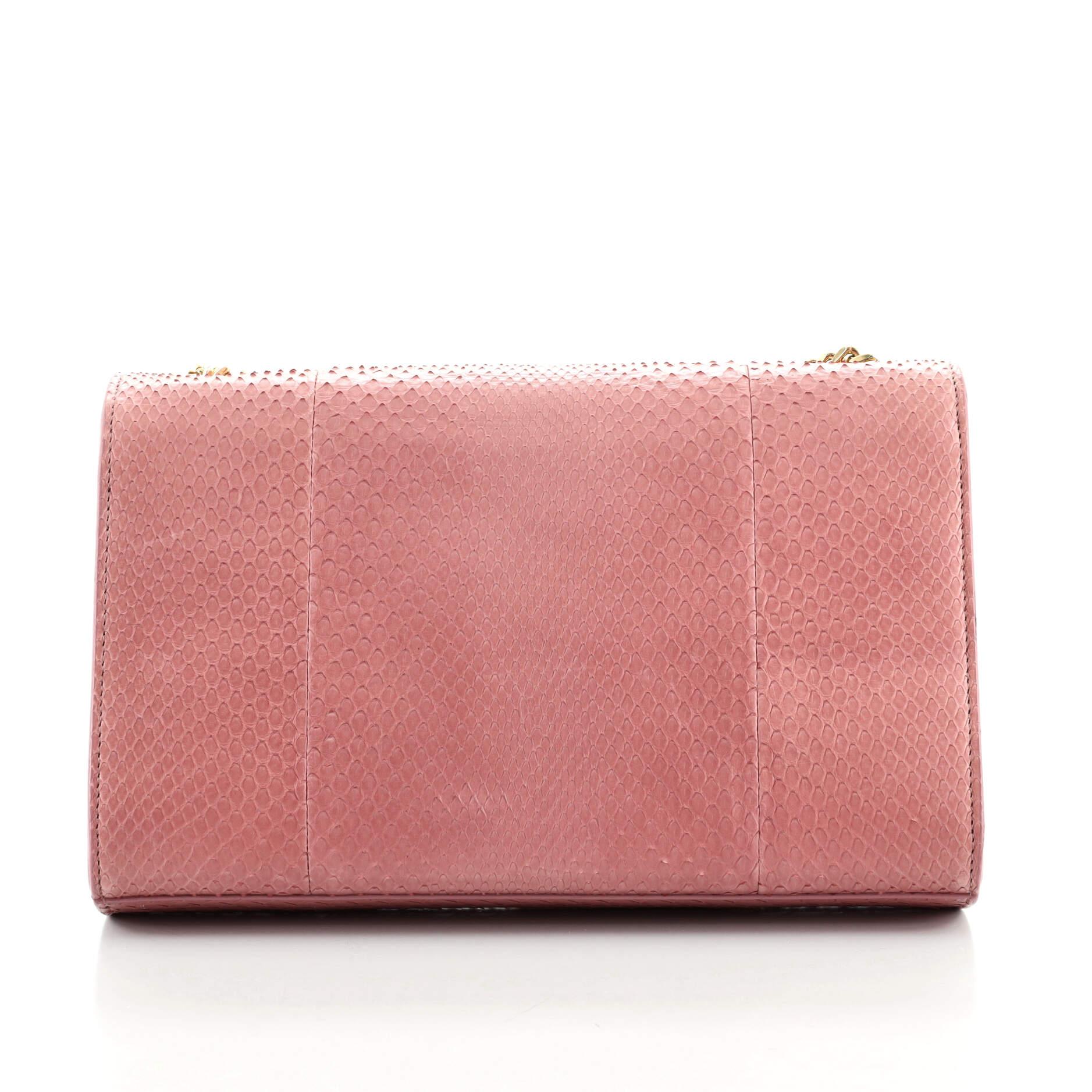Saint Laurent Klassische Crossbody-Tasche mit Monogramm und Quaste aus geprägtem Python-Etui (Braun)