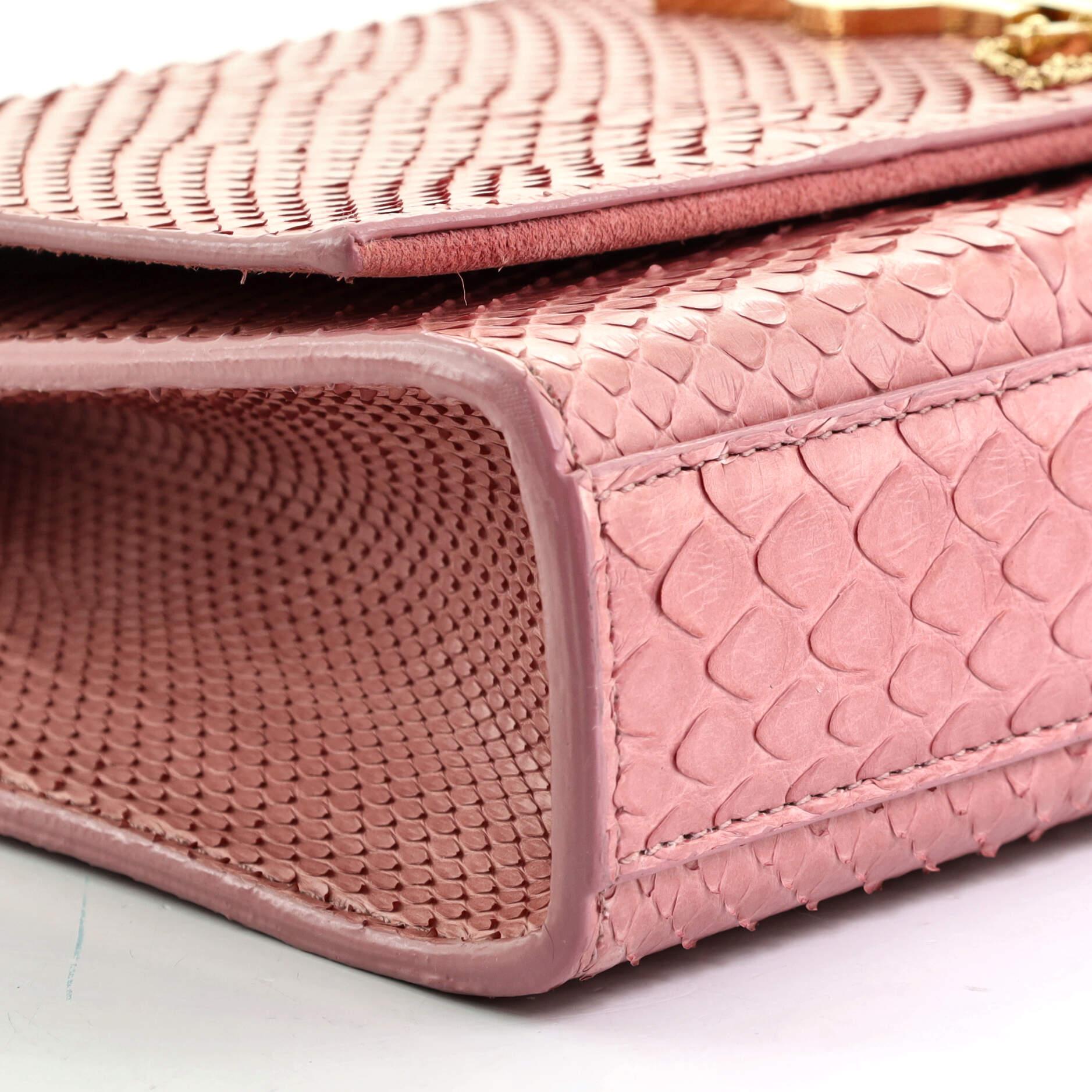 Saint Laurent Klassische Crossbody-Tasche mit Monogramm und Quaste aus geprägtem Python-Etui 1
