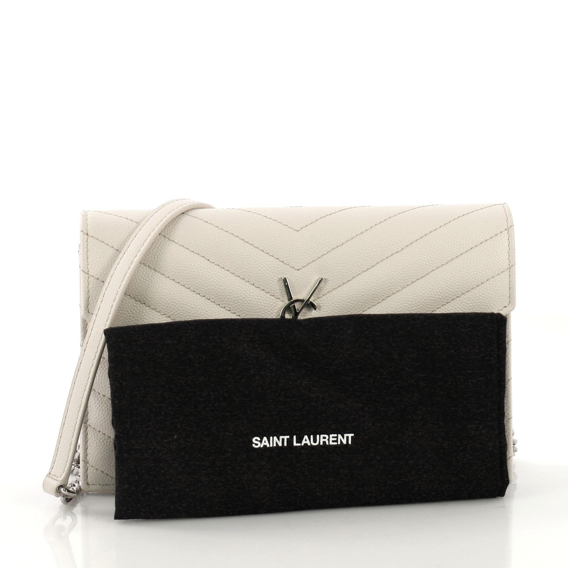 This Saint Laurent Classic Monogram Wallet on Chain Matelasse Chevron Leather Small, crafted from off white matelasse chevron leather, features a chain link strap with leather pad, YSL monogram logo at the front, and silver-tone hardware. Its hidden