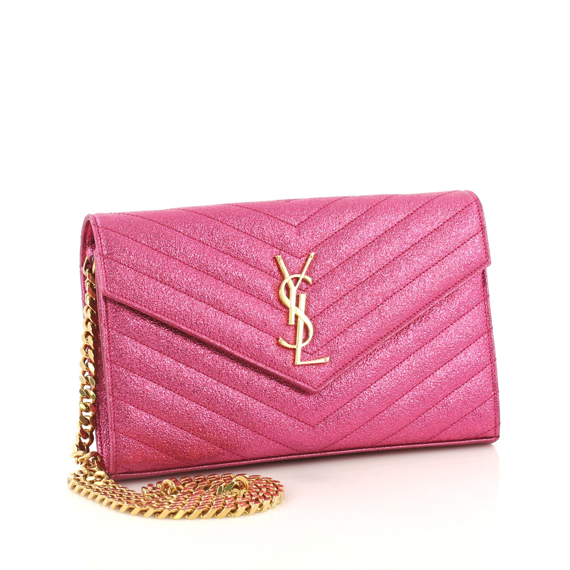 This Saint Laurent Classic Monogram Wallet on Chain Matelasse Chevron Metallic Leather Medium, crafted from pink matelasse chevron metallic leather, features a chain link strap, YSL monogram logo at the front, and gold-tone hardware. Its hidden