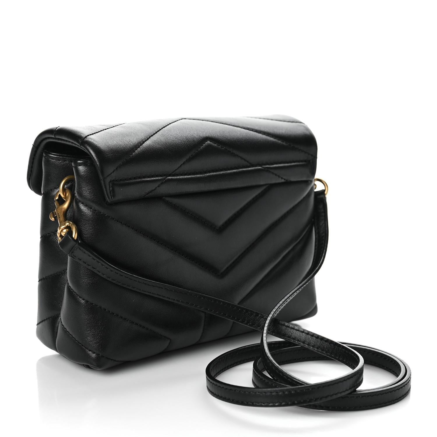 Saint Laurent Bolso Loulou acolchado de piel de becerro negro Y herrajes dorados en Excelente Estado en Montreal, Quebec