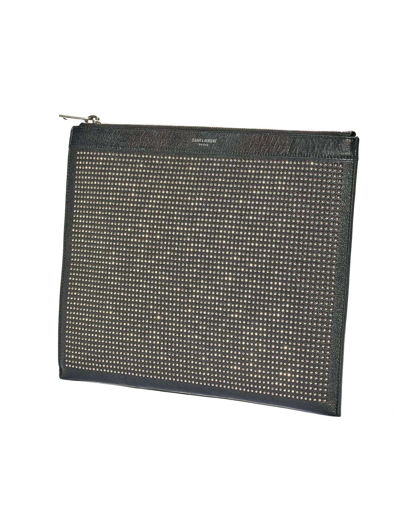 Pochette signée Saint Laurent, en taille MM, en cuir noir rehaussé de clous appliqués et de détails métalliques argentés. Doté d'une fermeture à glissière sur le dessus, l'intérieur est doublé de tissu ton sur ton et comporte de multiples poches,