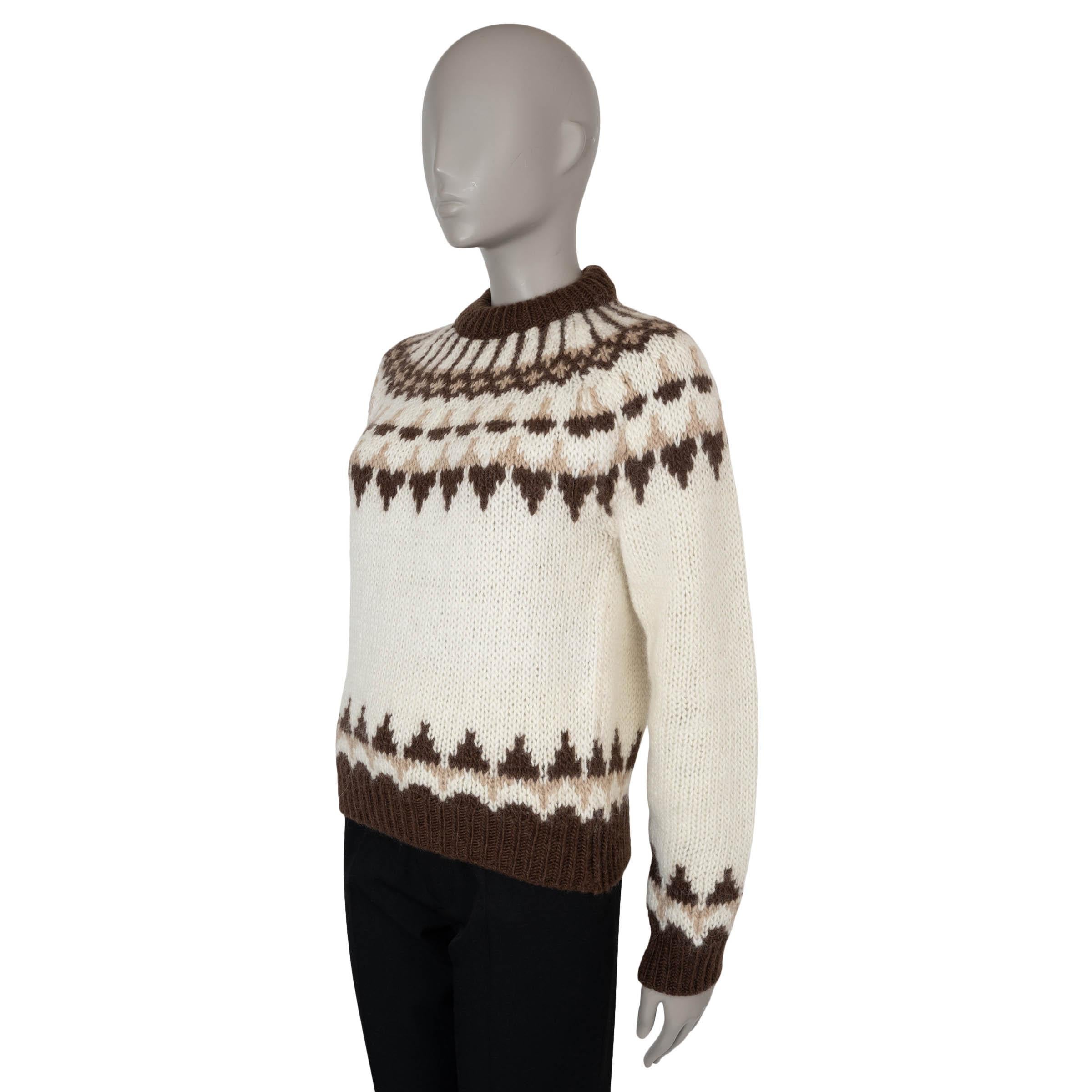Ce pull Fair Isle 100% authentique Saint Laurent en laine (61%), mohair (30%) et polyamide (9%) crème, marron chocolat et beige allie l'héritage classique à l'élégance moderne. Conçu avec une coupe décontractée, il est doté d'un col fictif douillet