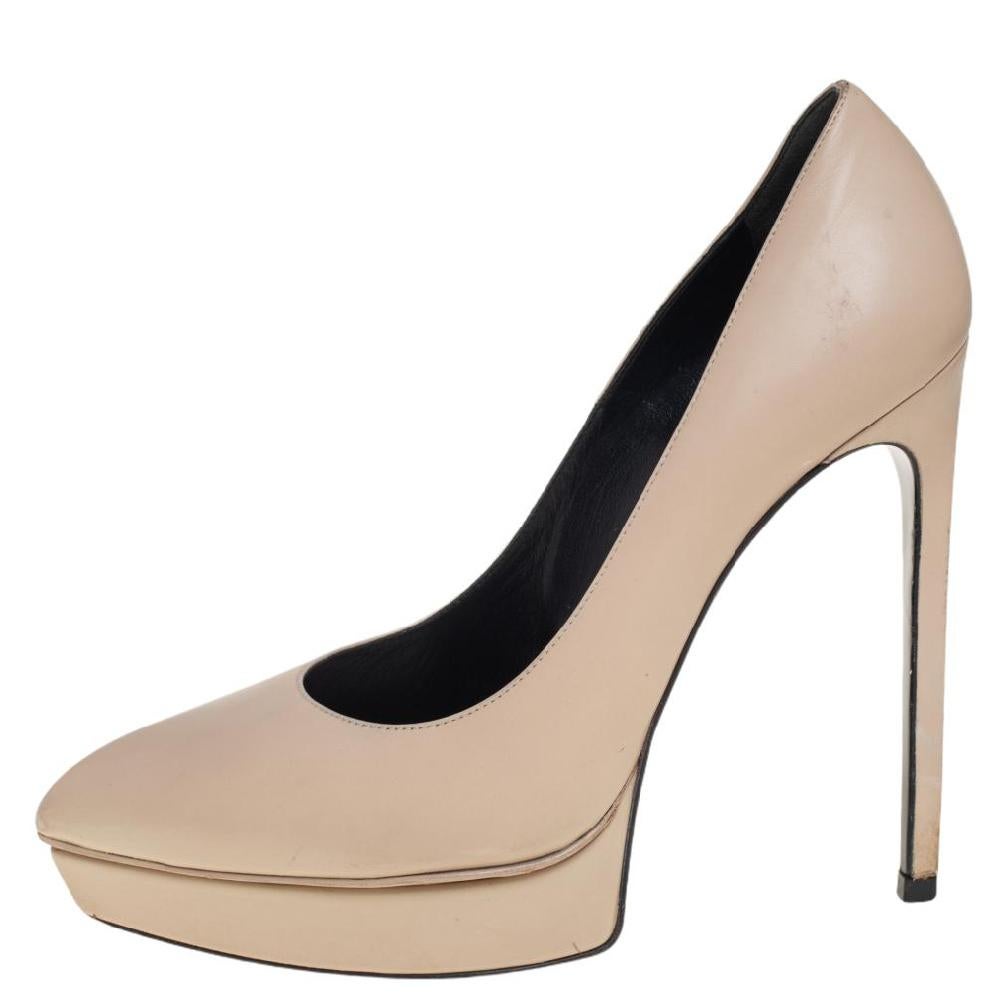 The exquisite Janis pumps by Saint Laurent are rendered in leather and are perfect for making a statement. Made in Italy, these pumps come with solid platforms providing maximum grip when walking. Chic and stylish, these pointed-toe pumps can be