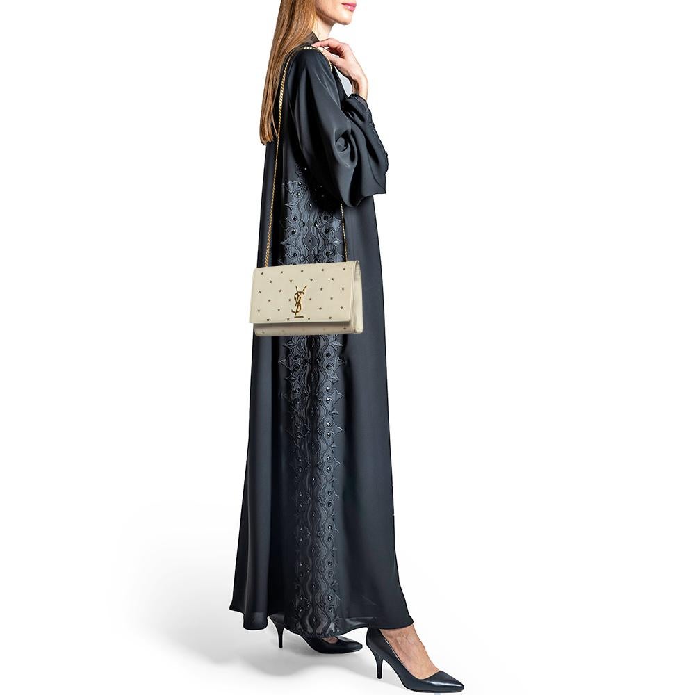 A charming companion for your next evening party, this Saint Laurent Kate bag is a well-crafted design. It can be carried in a chic way with the chain shoulder strap, and its interior will keep your valuables in a refined way. . Created from leather
