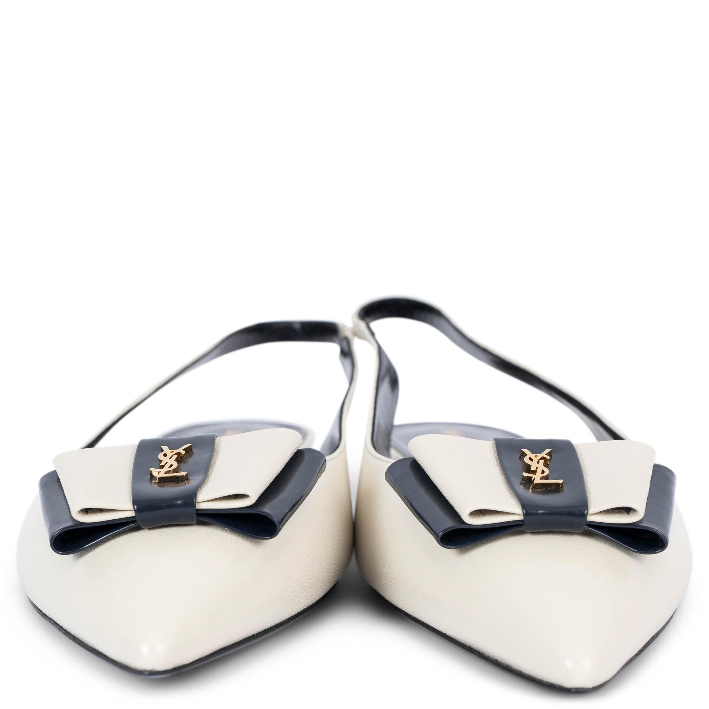 100% autentico Saint Laurent Anaïs, scarpe basse in pelle color crema. Caratterizzate da due punte e da un fiocco in pelle color crema e vernice blu navy con dettaglio del logo. Nuovo di zecca. Viene fornito con sacchetto antipolvere. 

2021