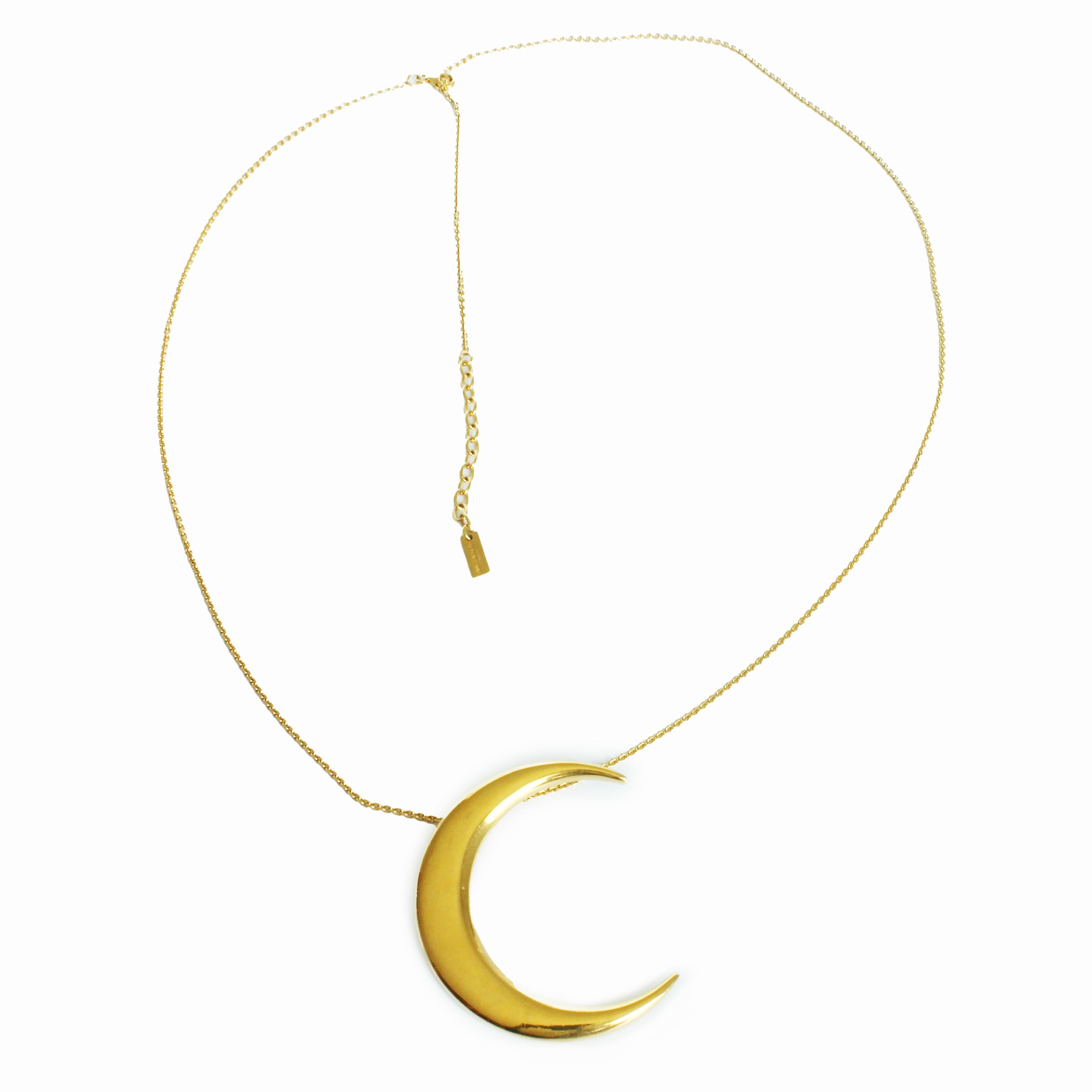 Collana Saint Laurent Paris usata con ciondolo a forma di mezzaluna oversize, del 2022.  Realizzato in metallo dorato, il ciondolo misura circa 2,35 H. x 2 W. e la catenina misura circa 32 L. con un'estensione di 3,25 L..  Si chiude con una chela di