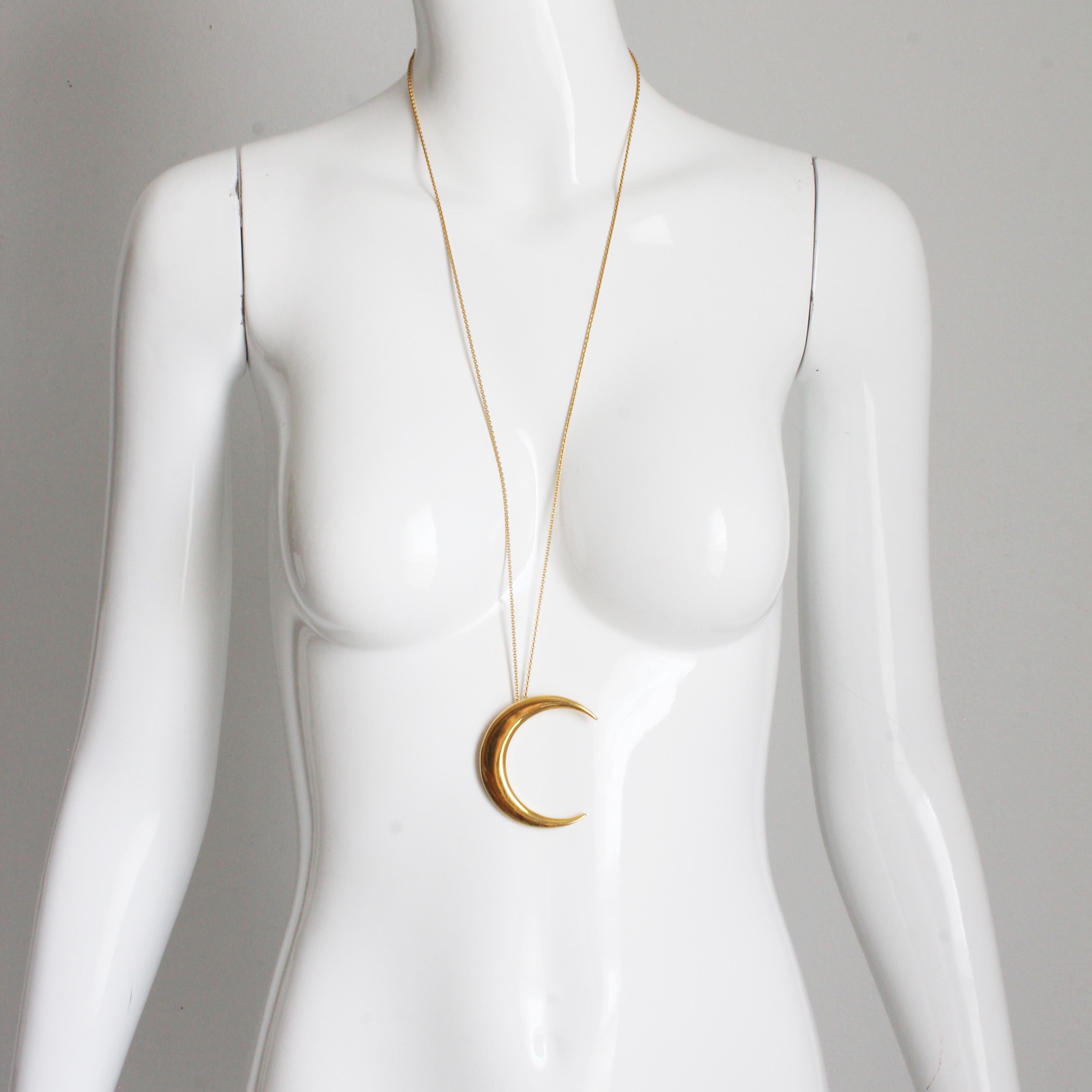 Saint Laurent Collana con ciondolo a forma di mezzaluna Oversize Catena in metallo dorato EUC In condizioni buone in vendita a Port Saint Lucie, FL