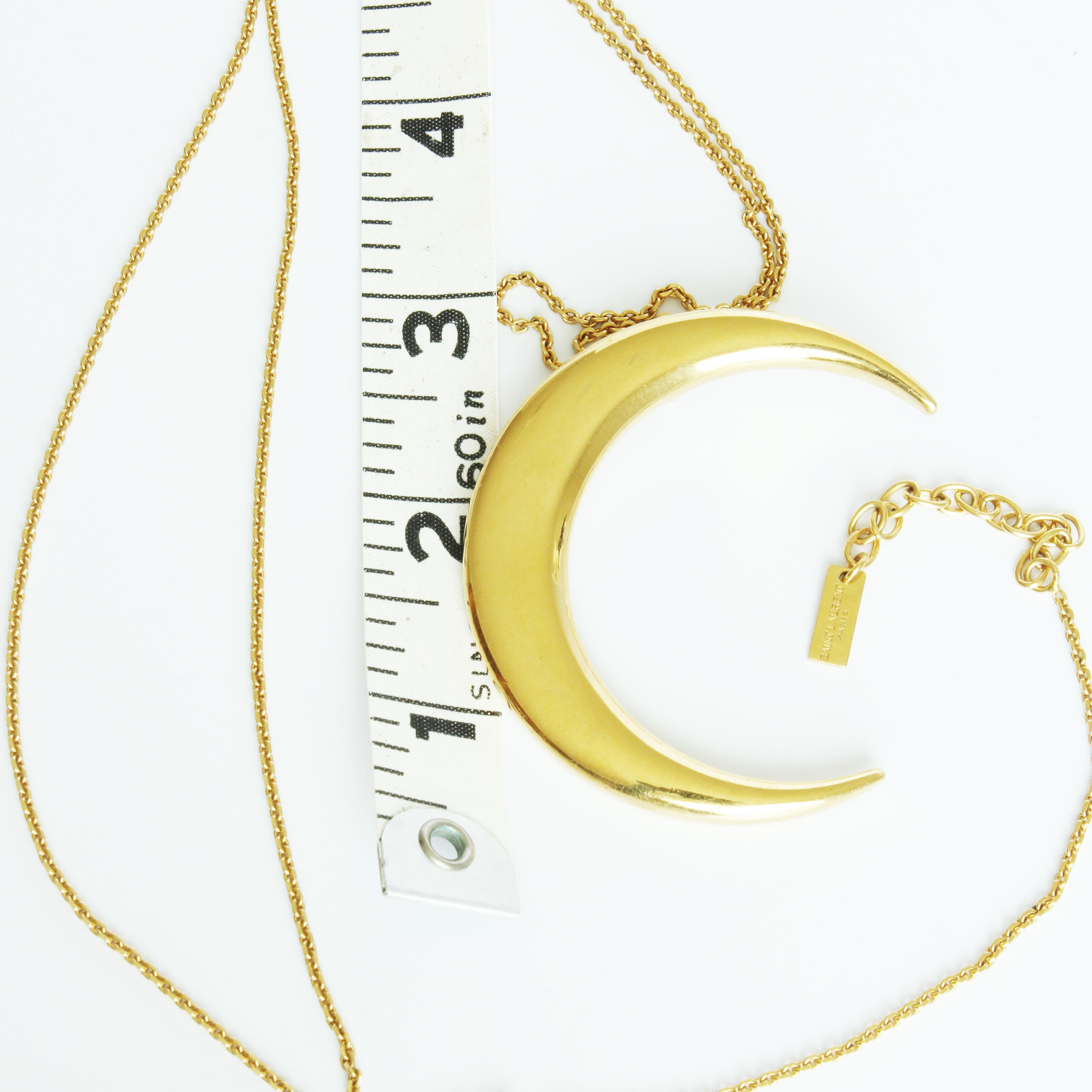 Saint Laurent Collana con ciondolo a forma di mezzaluna Oversize Catena in metallo dorato EUC in vendita 2