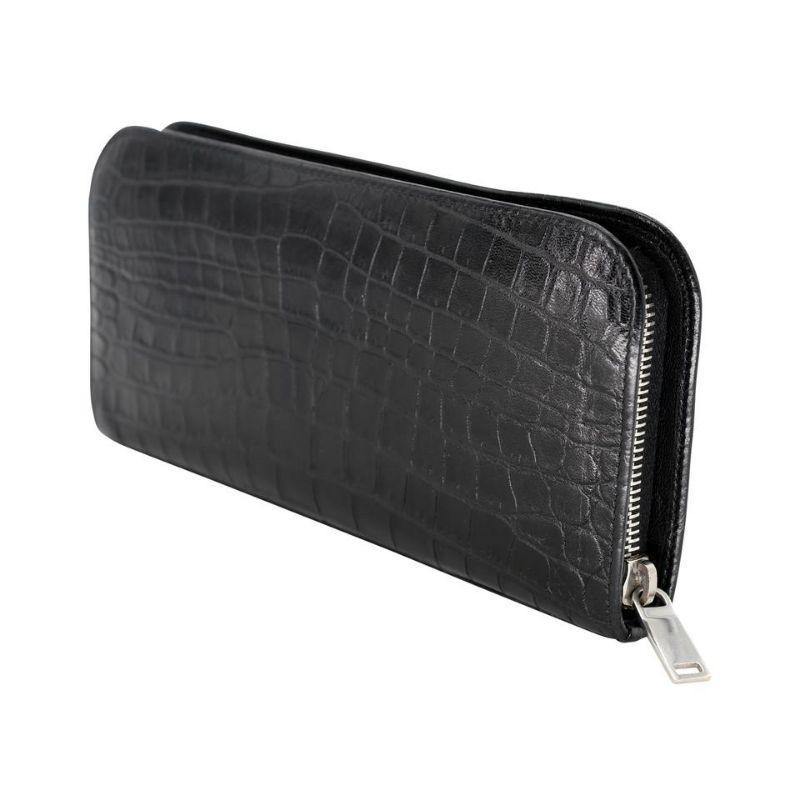 Saint Laurent Krokodil geprägtes langes Portemonnaie Sl-1201P-0002

Hier ist ein wunderschönes und unverzichtbares Accessoire für diese Saison: eine lange Brieftasche von Saint Laurent mit eleganter Krokodil-Prägung. Das Portemonnaie enthält den