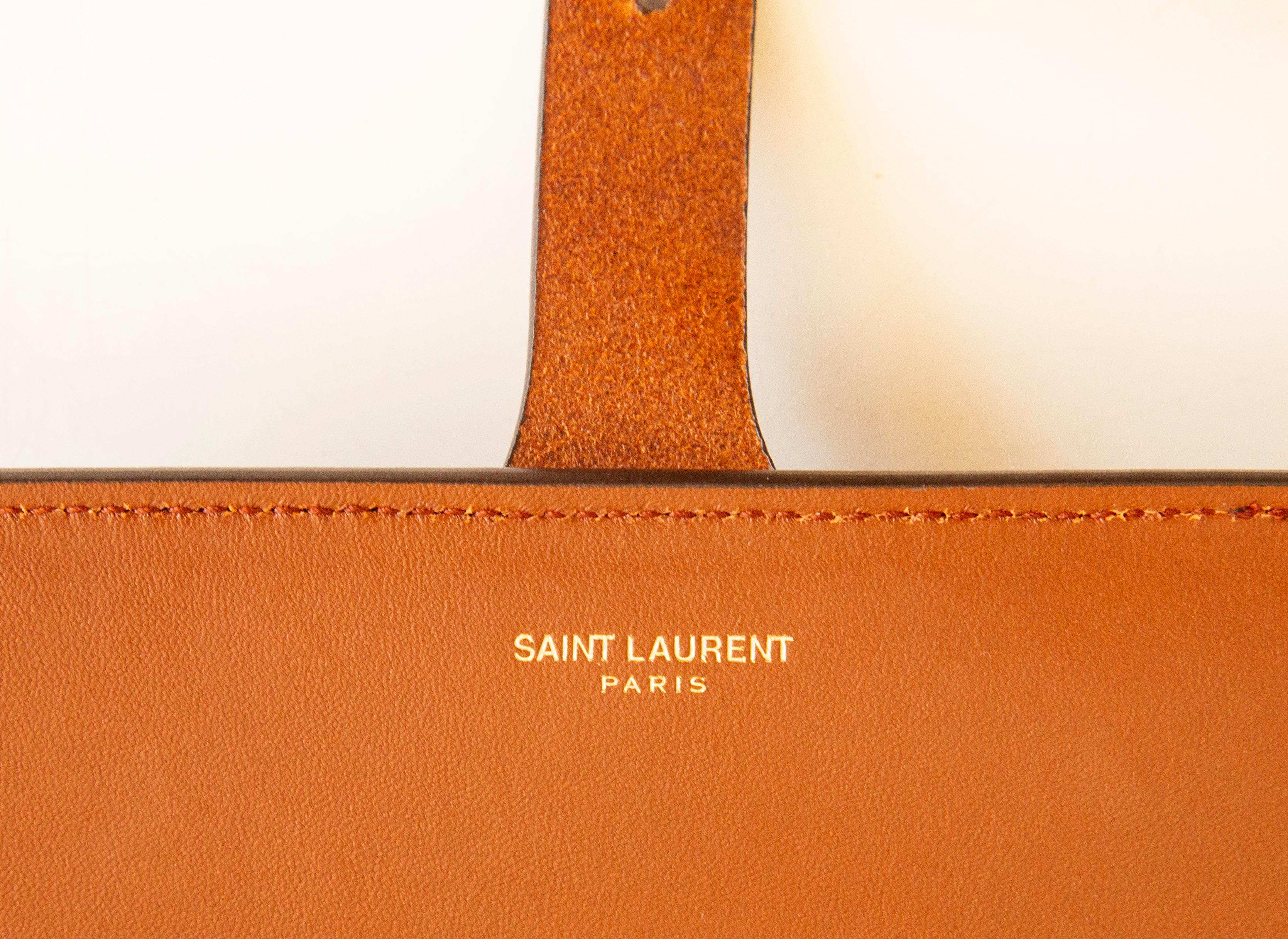 Saint Laurent Crossbody Tasche aus beschichtetem Canvas und braunem Leder mit Monogramm  im Angebot 4