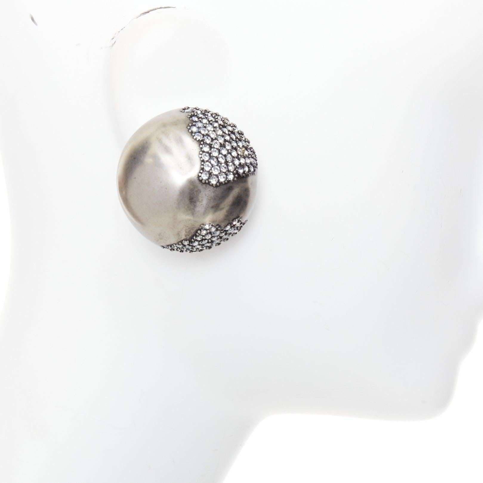 Donna SAINT LAURENT orecchini a clip con cupola in metallo argentato impreziositi da cristalli Pair in vendita