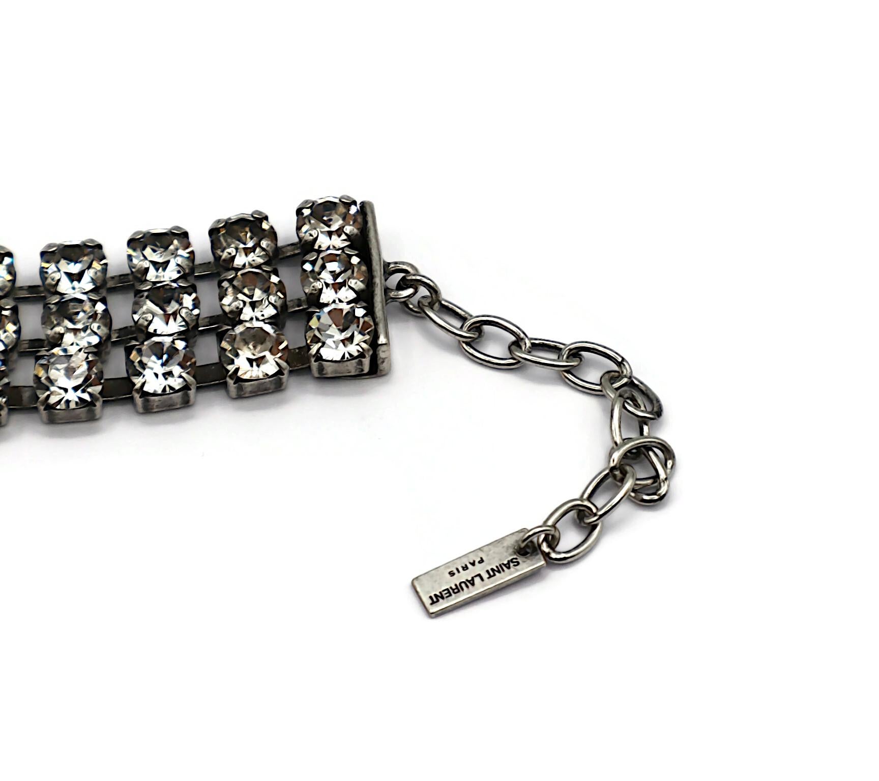 SAINT LAURENT Collana girocollo con cuore di cristallo e fiore di trifoglio in tonalità argento in vendita 7