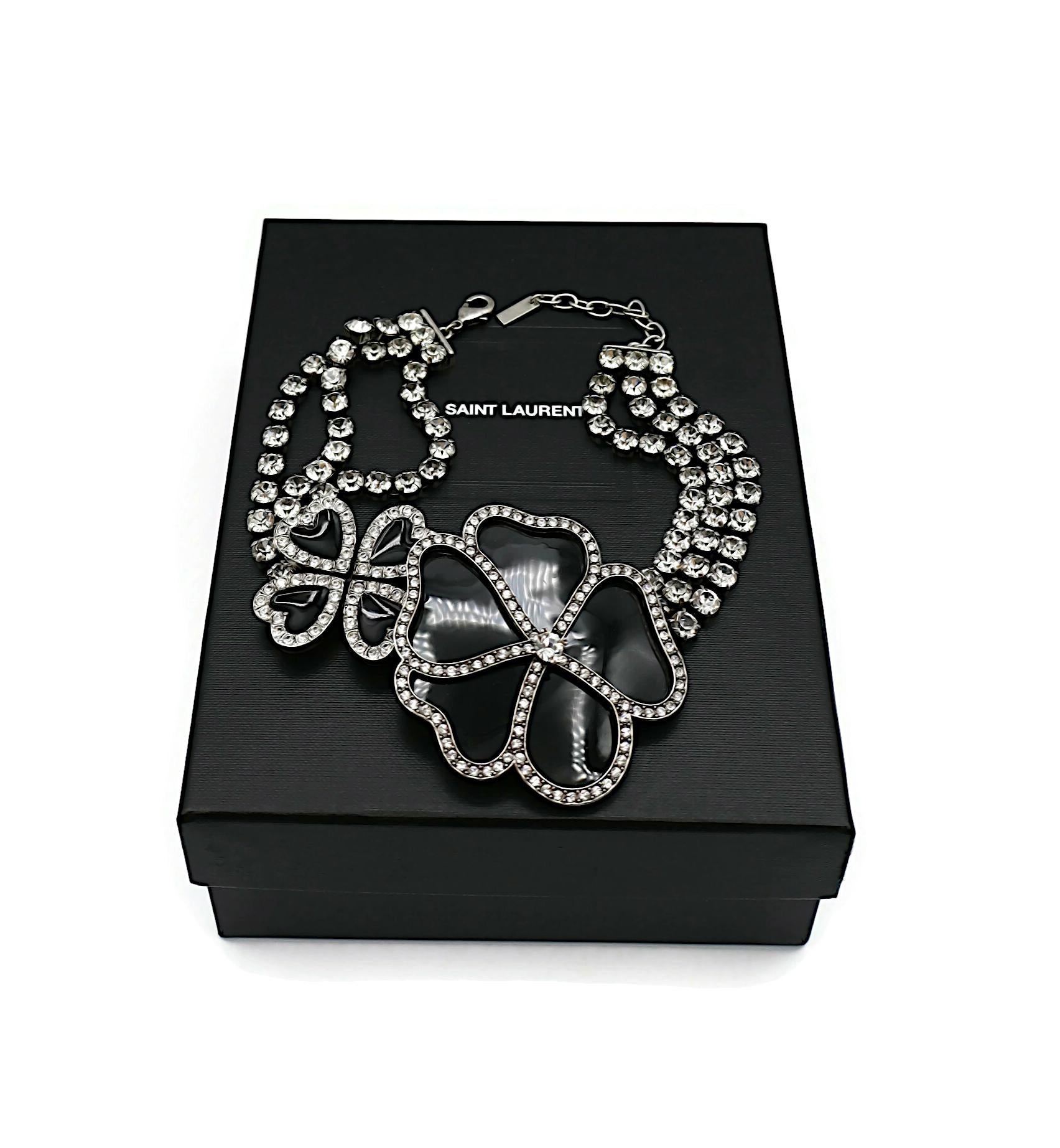 SAINT LAURENT Collana girocollo con cuore di cristallo e fiore di trifoglio in tonalità argento In condizioni ottime in vendita a Nice, FR
