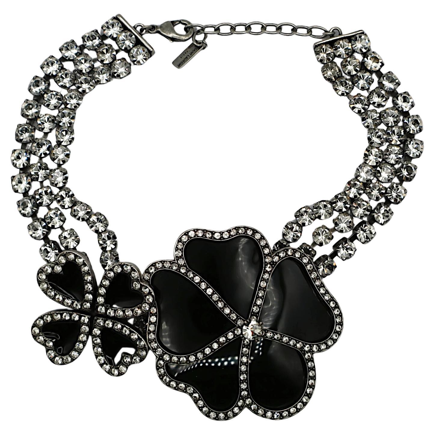 SAINT LAURENT Collana girocollo con cuore di cristallo e fiore di trifoglio in tonalità argento in vendita