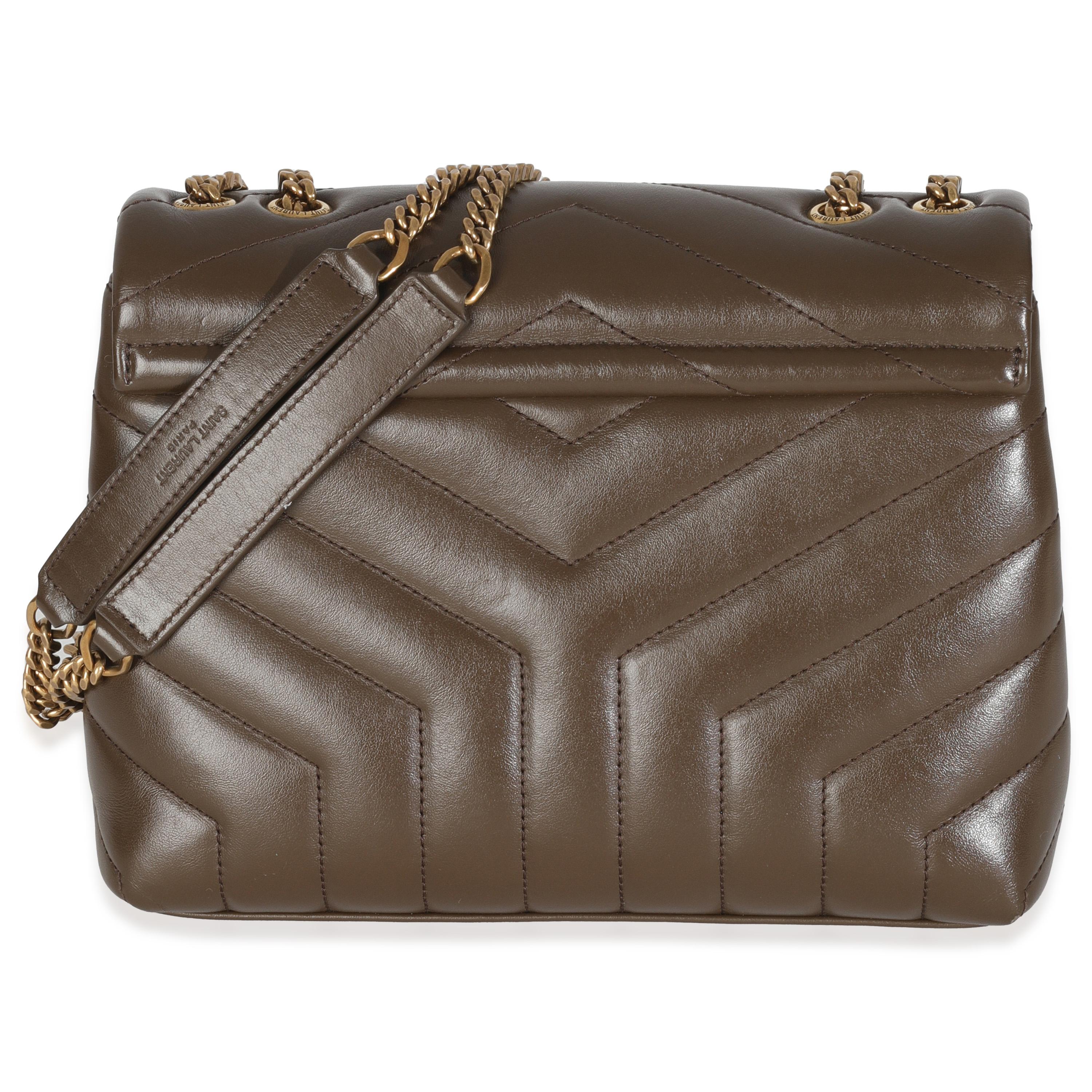 Titolo dell'elenco: Saint Laurent Beige scuro in pelle di vitello Y trapuntato Monogram Piccolo Loulou Catena Satchel
SKU: 146834
Condizioni: Usato 
Descrizione delle condizioni: Chiamata così in onore di Loulou de la Falaise, la borsa Loulou di