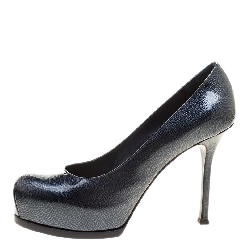 The Tribtoo is one of the most recognized designs from Saint Laurent and therefore, any pair is a must-have. Fashionable and chic, these dark blue Tribtoo pumps will cut an alluring silhouette from day to night. Crafted from textured leather, the