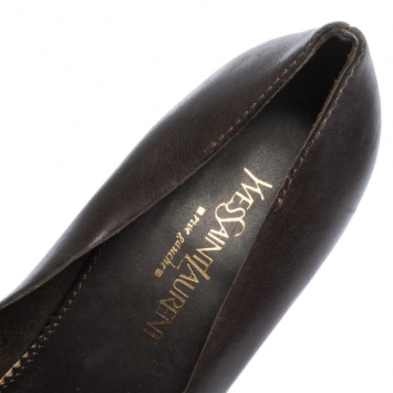 Ces jolis escarpins Saint Laurent vous apporteront la bonne dose de style et de confort. Confectionnées en cuir marron foncé, elles sont dotées de franges et d'une boucle dorée sur l'empeigne peep-toe et d'un talon de 10,5 cm. Elles sont jolies et