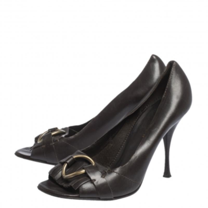 Saint Laurent - Escarpins en cuir marron foncé avec boucle et frange Taille 39.5 État moyen - En vente à Dubai, Al Qouz 2