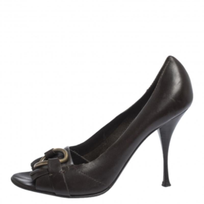 Saint Laurent - Escarpins en cuir marron foncé avec boucle et frange Taille 39.5 en vente 2