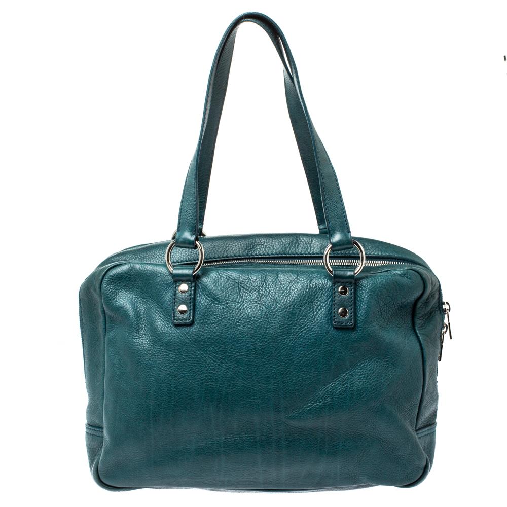 Questa borsa Saint Laurent Lover, dal design elegante, completerà perfettamente qualsiasi outfit da giorno e da sera. Questa borsa è realizzata in pelle verde e presenta cinghie con fibbie all'esterno e manici in pelle. L'ampio interno è foderato in