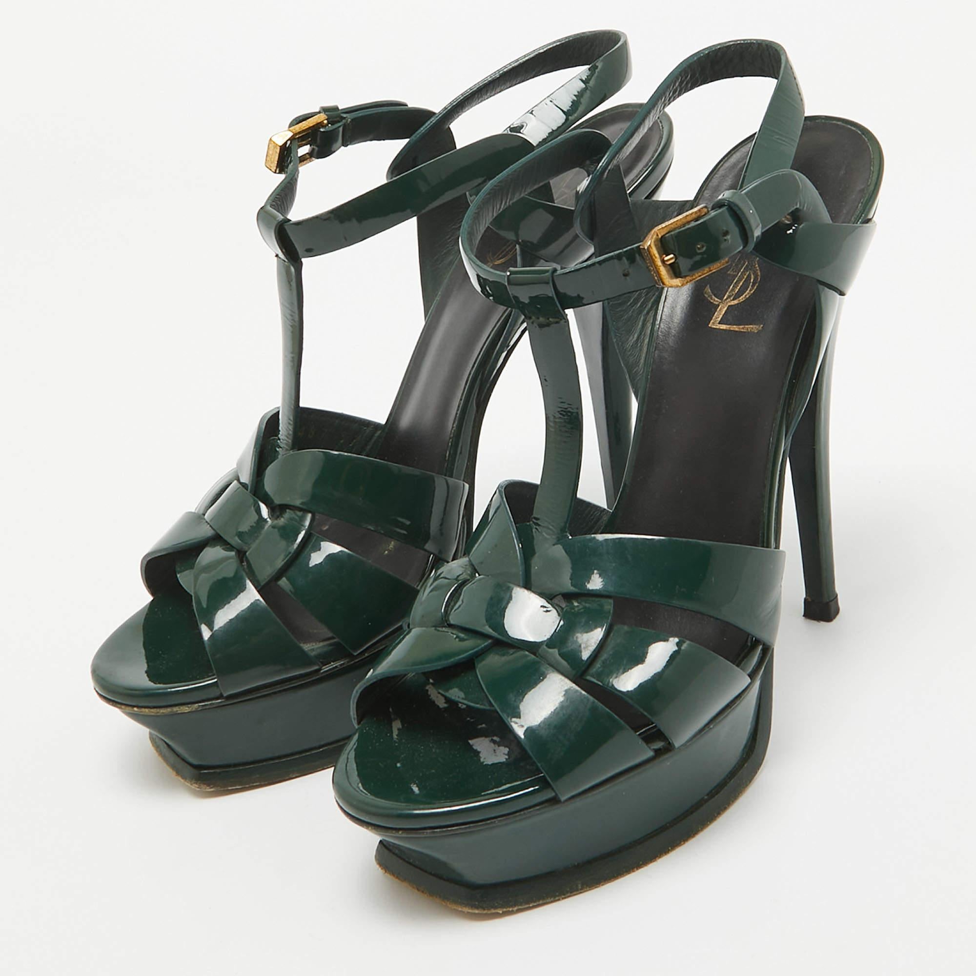 These sandals will frame your feet in an elegant manner. Crafted from quality materials they display a classy design and comfortable insoles.
