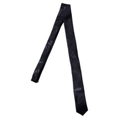 Saint Laurent, cravatta lucida a righe nere diagonali