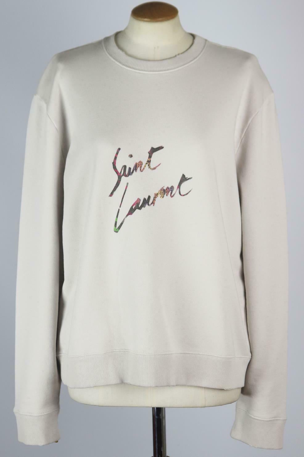 La felpa di Saint Laurent si abbina a tutto, dai jeans ai capi sartoriali oversize. Realizzata in jersey di cotone con un'imbottitura accogliente, ha una vestibilità leggermente ampia e un tocco di struttura grazie agli orli a coste.
Jersey di