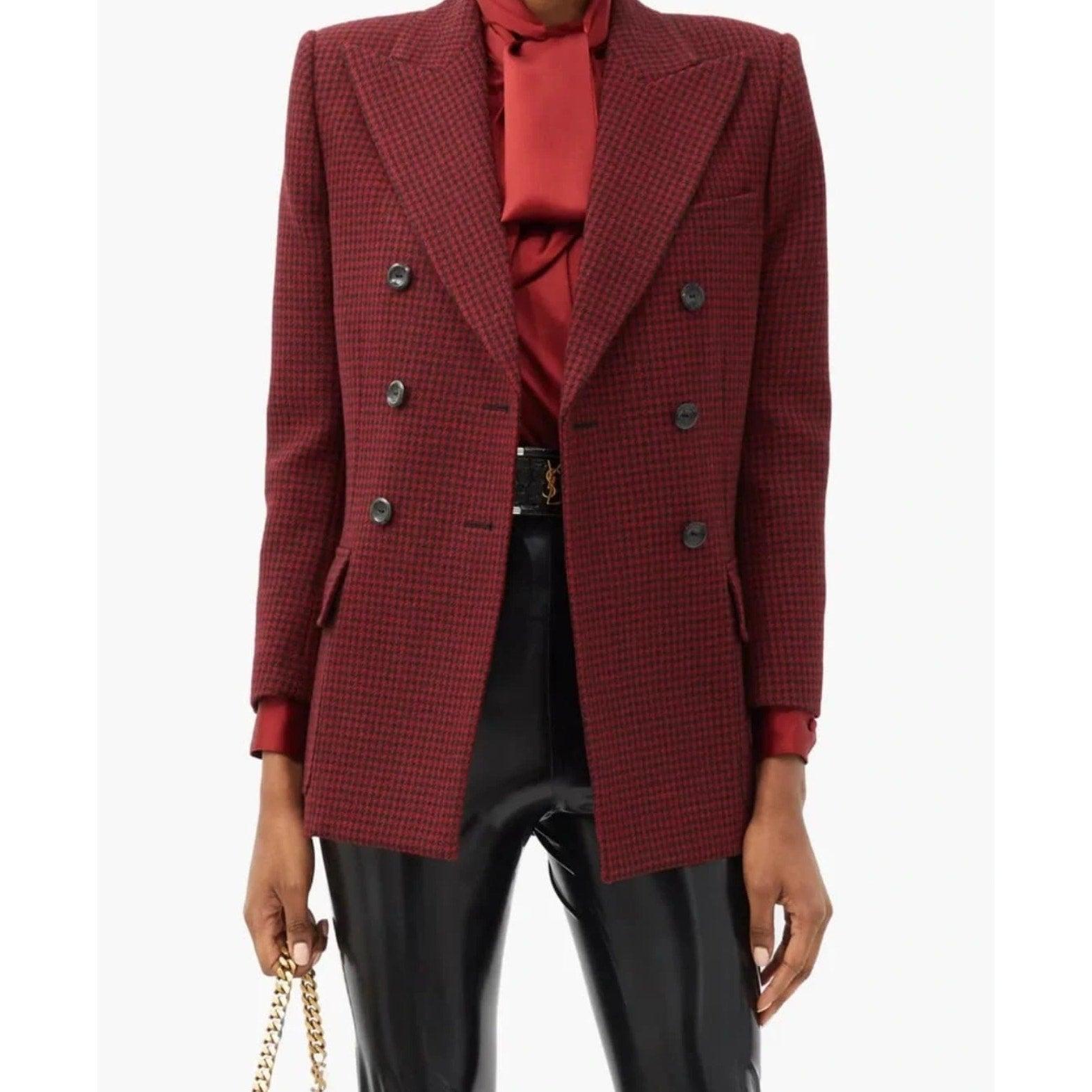 An die 1980er-Jahre angelehnte Silhouetten prägen die AW20-Kollektion von Saint Laurent, und diese auffällige rote Jacke wurde erstmals auf dem Laufsteg gezeigt. Er wurde in Italien aus Wolle mit Hahnentrittmuster gefertigt, hat gepolsterte