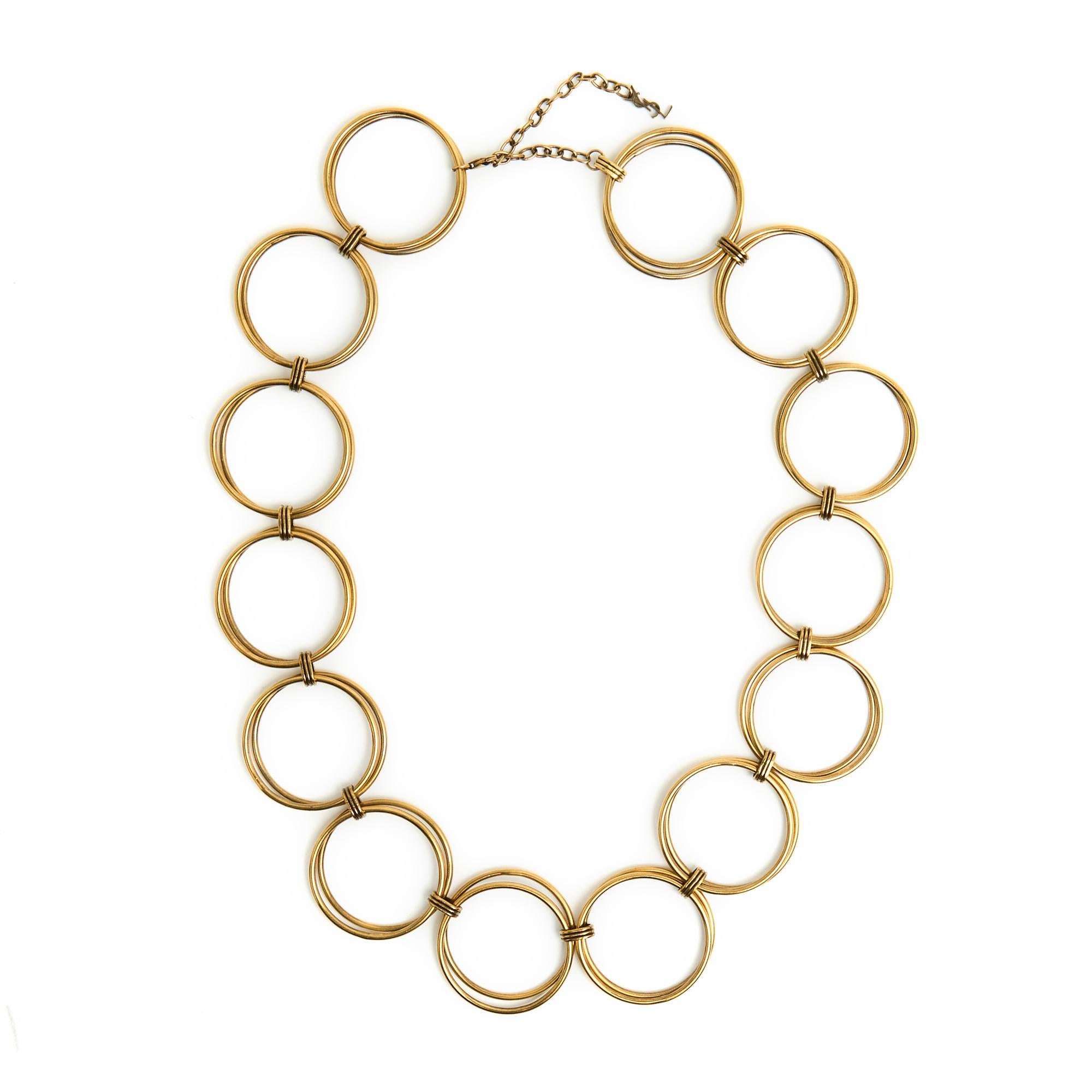Saint Laurent necklace composed of large round lined rings, carabiner closure on a chain and a YSL logo. Total length of the necklace 68 cm, closure from 59 to 65 cm, diameter of the rings 3.5 cm. The necklace is in very good condition, minimalist,