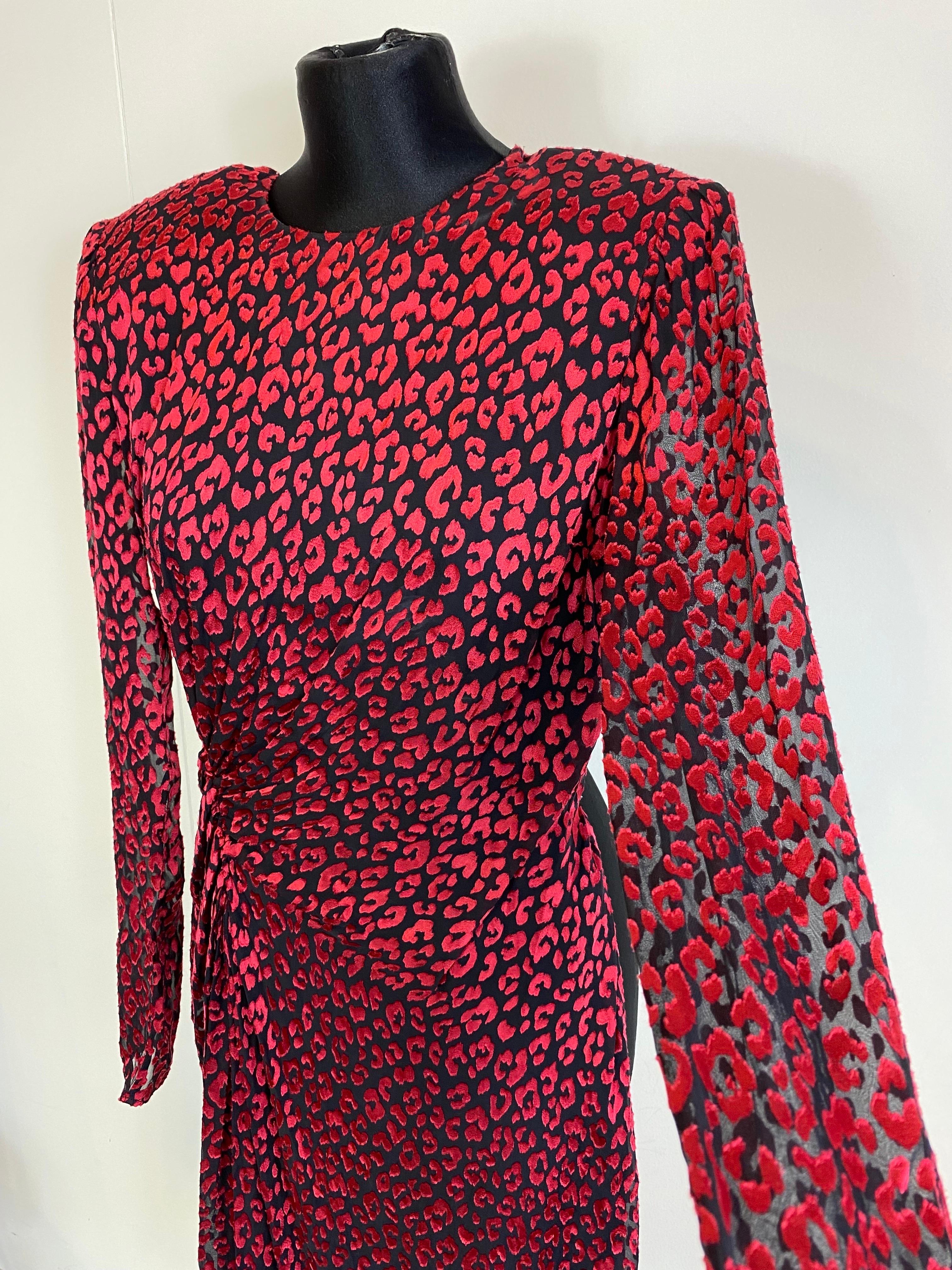 Saint Laurent Kleid aus rot und schwarz gepunkteter Seide und Viskose von Devorè. 
Schwarzes Seidenfutter. 
Mit Schulterriemen.
Sammeln auf der rechten Seite. 
Unsichtbarer Reißverschluss an der Seite und Tränenverschluss am hinteren Ausschnitt.
In