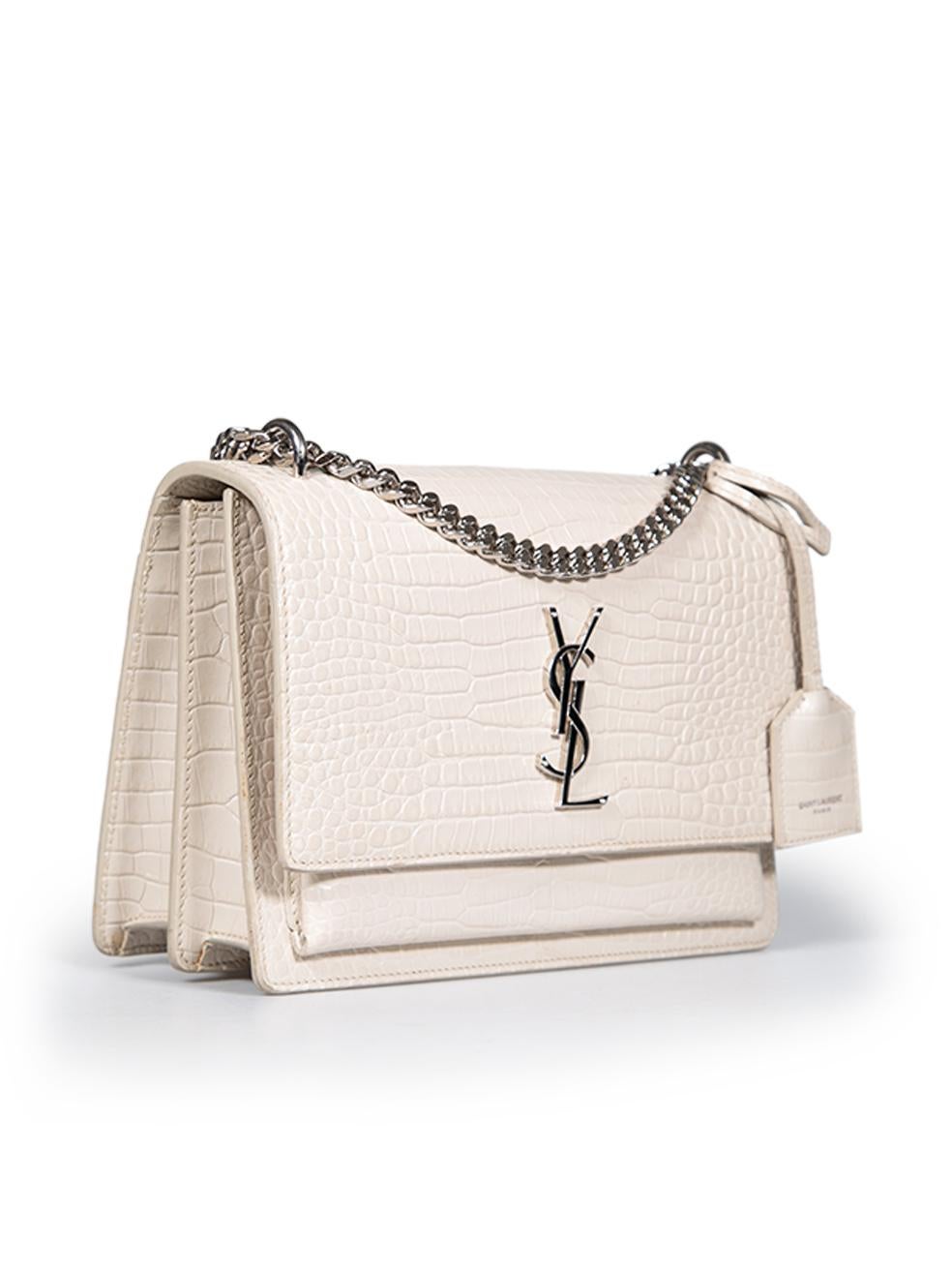 CONDITION is Very good. Minimal wear to bag is evident. Light signs of wear to the clochette with abrasion to the strap. Discolouration on the front, bottom corners, base and under the flap on this used Saint Laurent designer resale item.
 
