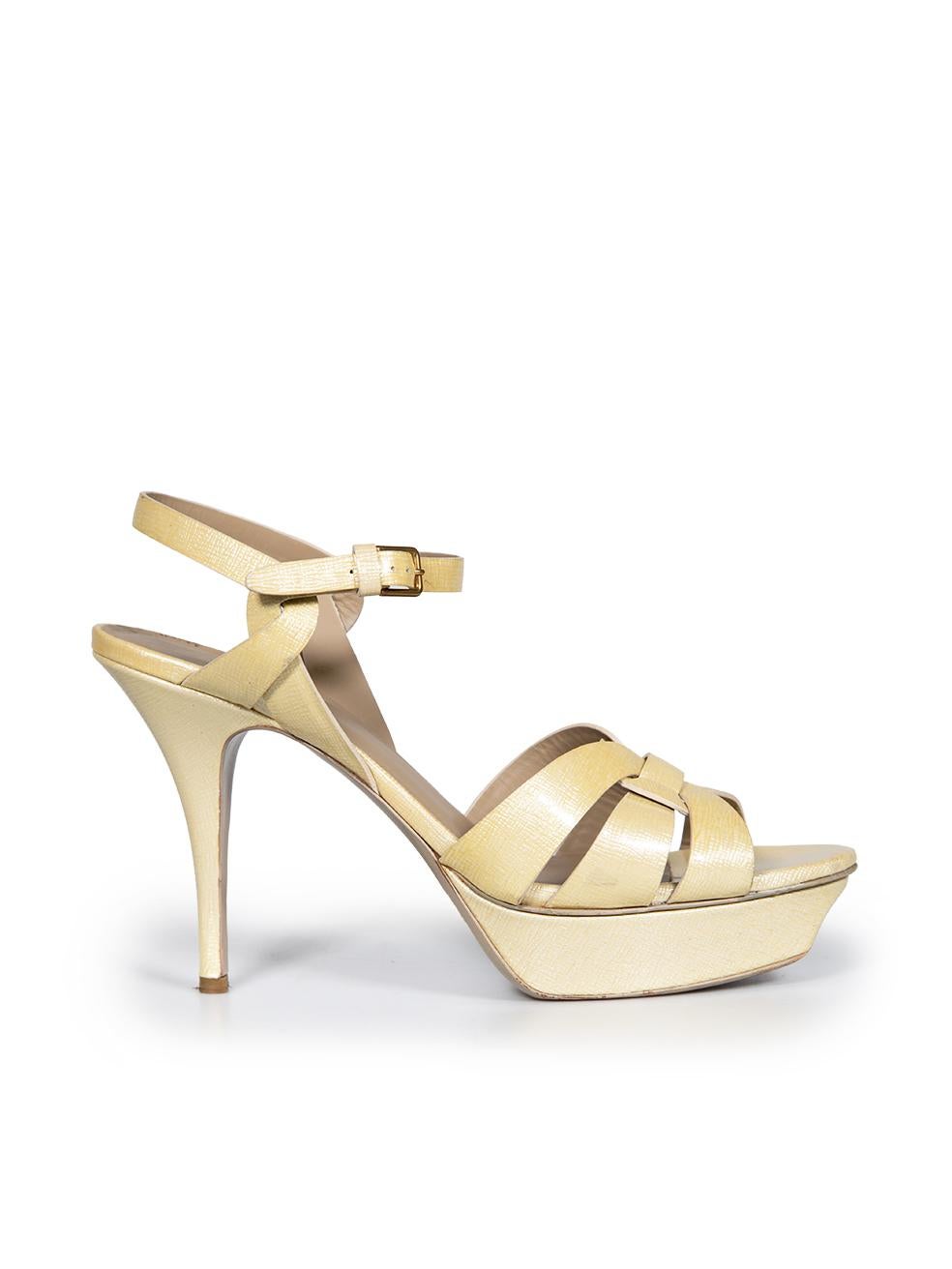L'ÉTAT est bon. Les chaussures présentent une usure mineure, des abrasions sur la garniture autour de la boîte à orteils et à l'arrière de la chaussure gauche. Il y a des marques sur les semelles intérieures, le talon gauche, les lanières avant et