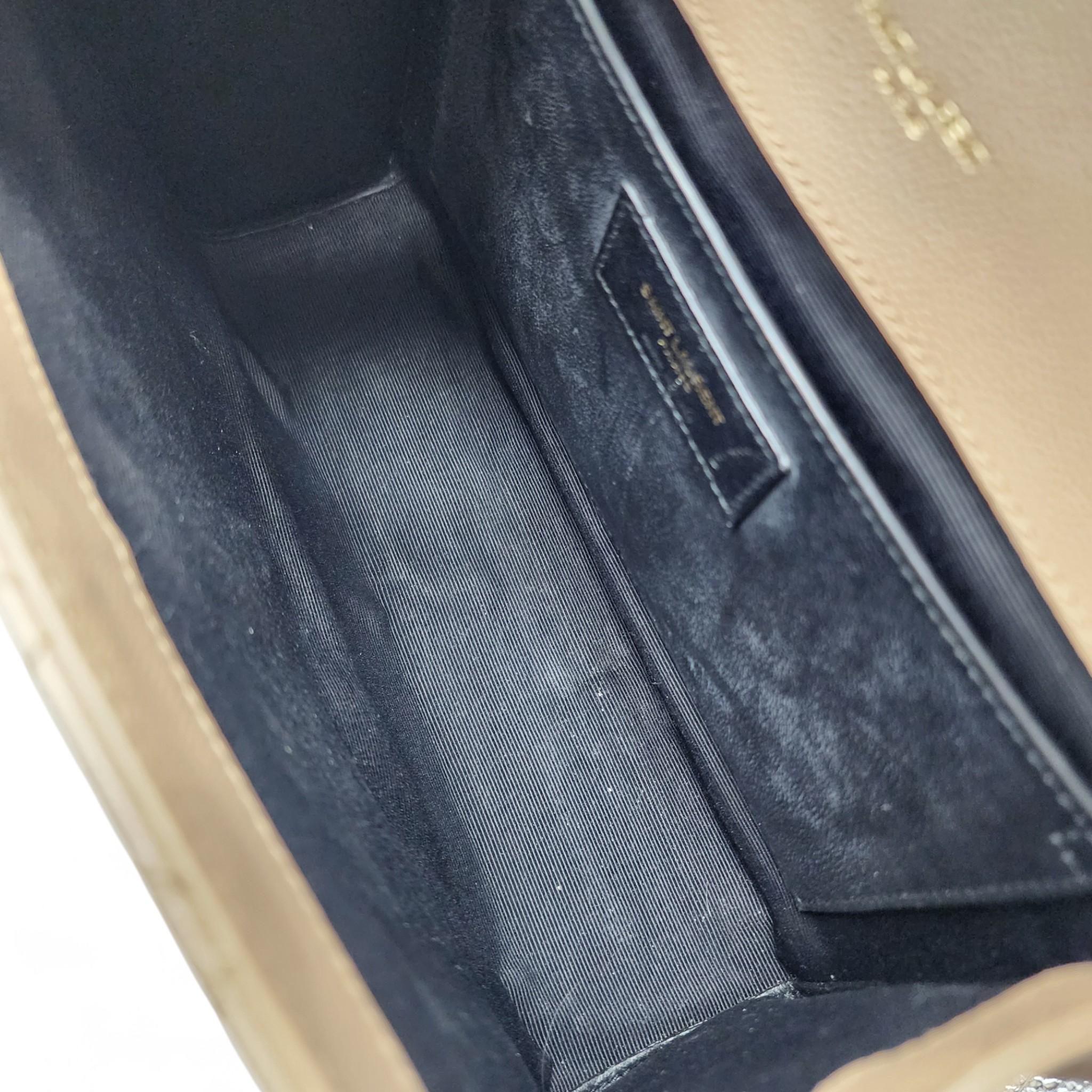 Saint Laurent Envelope Shoulder Bag - Grain de Poudre Leather - Beige For Sale 6