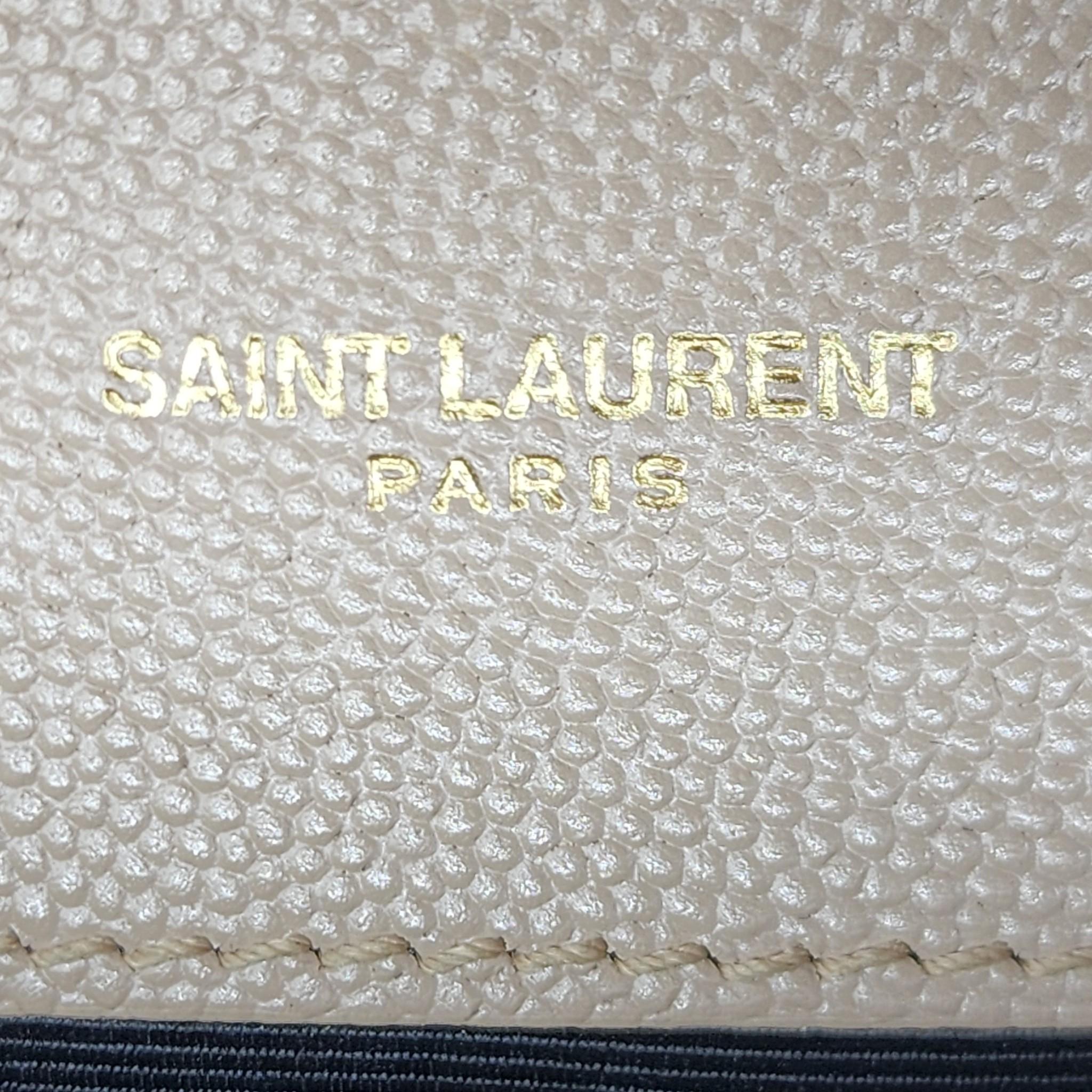 Saint Laurent Envelope Shoulder Bag - Grain de Poudre Leather - Beige For Sale 3
