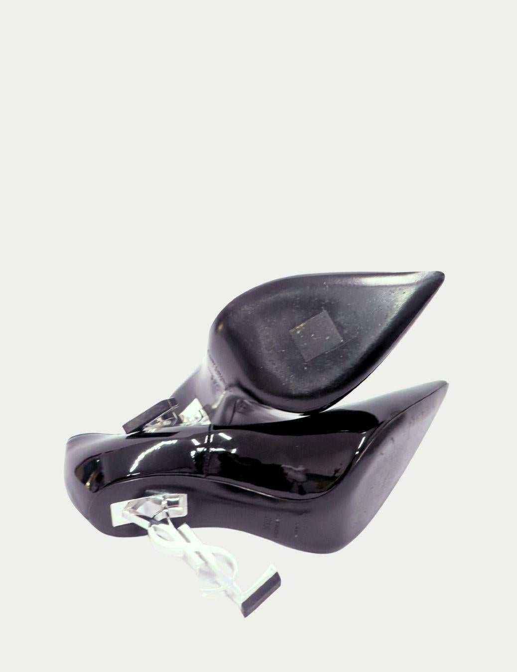 Atrévete con estos zapatos de salón Saint Laurent de charol negro, con el emblemático logo YSL entrelazado en el tacón en metal plateado pulido.

Fabricados en Italia, estos tacones de aguja con puntera en punta combinan la clásica elegancia