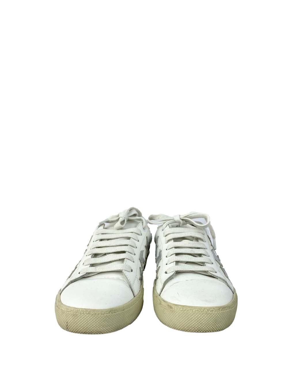 Weiße Saint Laurent Sneakers mit weißen Schnürsenkeln, schwarzem Detail auf der Rückseite und silbernem Sternendetail an den Seiten sowie einem leichten Plateau. Leichte Abnutzungserscheinungen an der Außenseite, sonst guter Zustand.

Zusätzliche