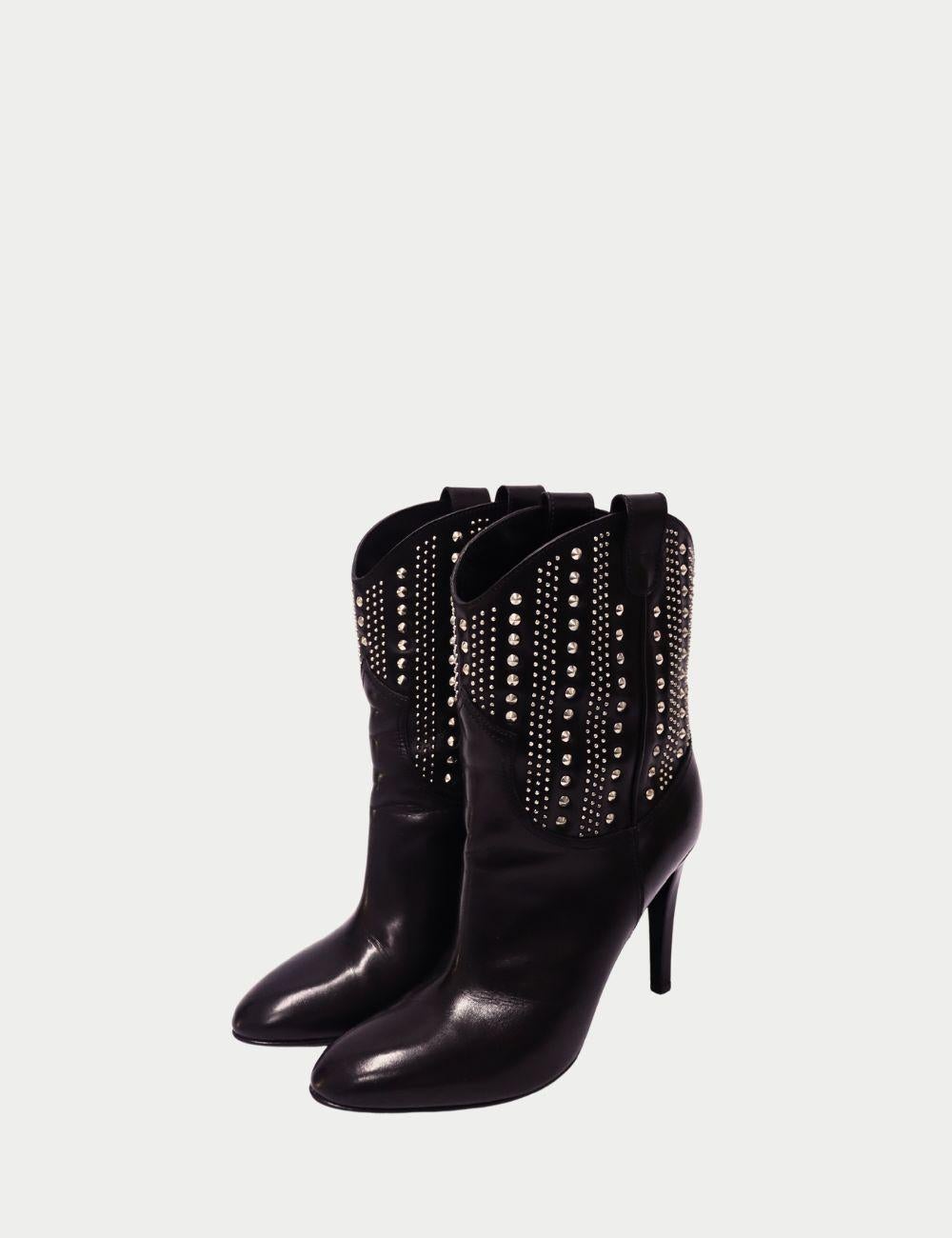 Le chic rock rencontre l'élégance parisienne avec ces Eleg cloutées Saint Laurent, confectionnées en cuir lisse noir et ornées de clous argentés en rangées verticales. Dotées d'un bout pointu élégant, d'un talon aiguille haut et d'un modèle à