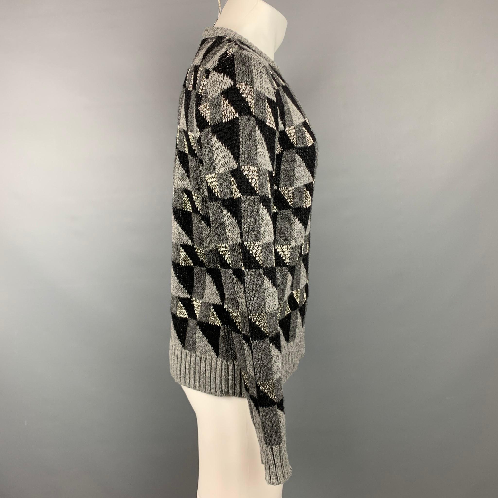 SAINT LAURENT F/W 15 sweater comes in a grey & black triangle print wool featuring a crew-neck. Made in Italy.

Very Good Pre-Owned Condition.
Marked: L

Measurements:

Shoulder: 17 in.
Chest: 42 in.
Sleeve: 28.5 in.
Length: 25 in. 