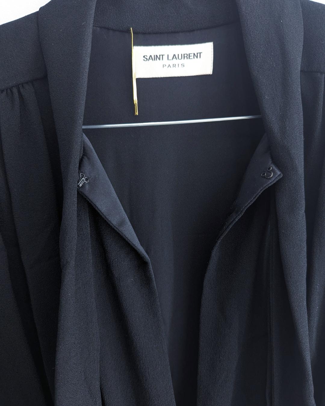 Saint Laurent F/W 2018 Black Dress by Anthony Vaccarello présente un col lavallière à nouer.

. Découpe le long du col de la poitrine
. Jupe précipitée
. fermeture à glissière invisible
. Épaules pointues

 

Convient à S-One, M.I.M.
Mesures plates