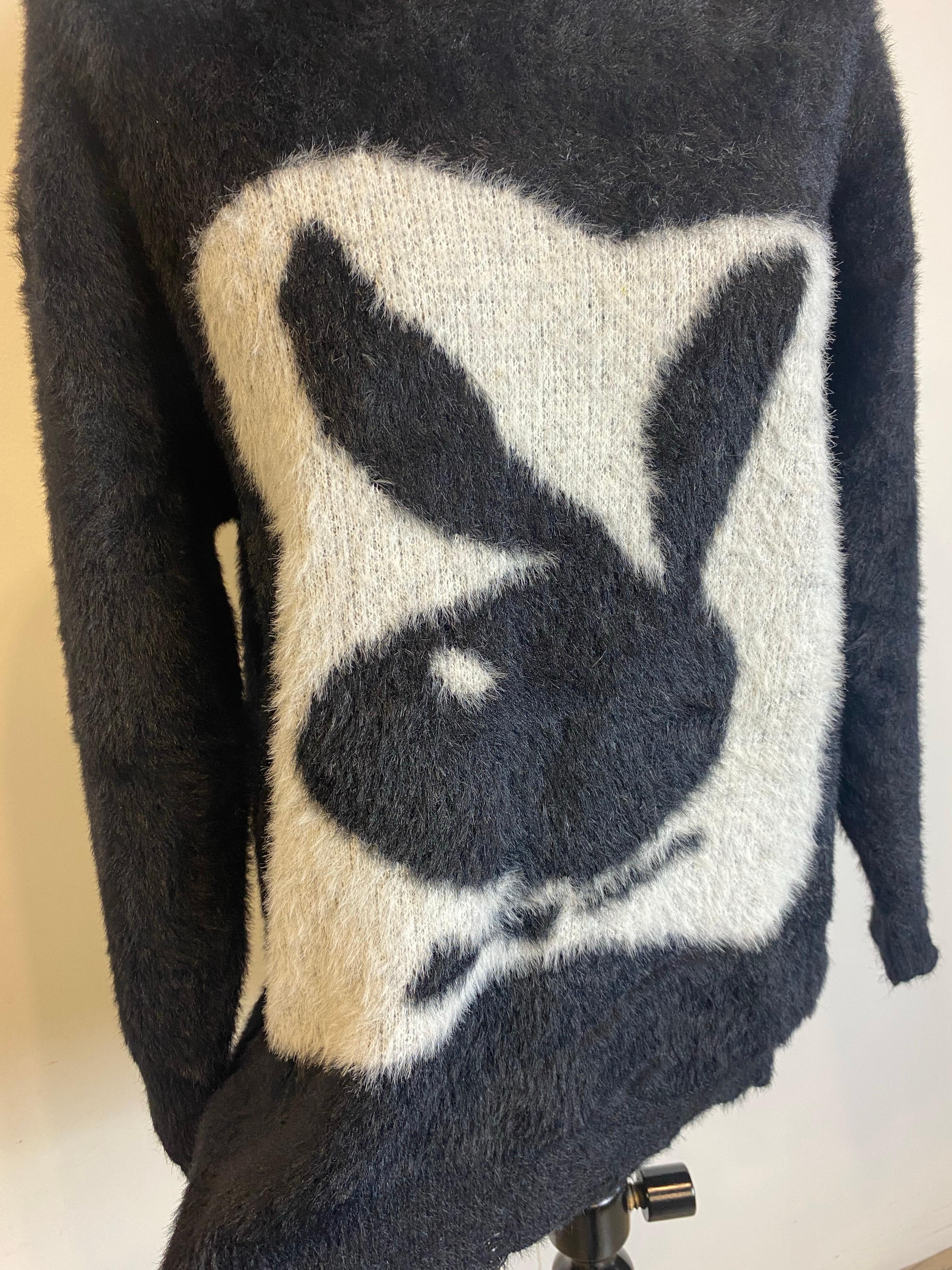 Pull Saint Laurent Automne 2022 manque les étiquettes de composition et de taille, la matière est un mélange de mohair et étant douce, elle peut s'adapter confortablement à plusieurs tailles.  
Noir avec l'imprimé emblématique du lapin Playboy,