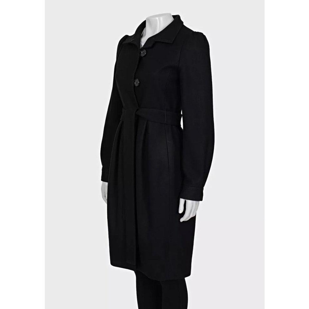 Elegez votre garde-robe avec cet élégant manteau ajusté Saint Laurent, confectionné en 100% pur cachemire. Cette pièce intemporelle présente une silhouette ajustée et une fermeture à boutons classique. Parfait pour ajouter une touche de